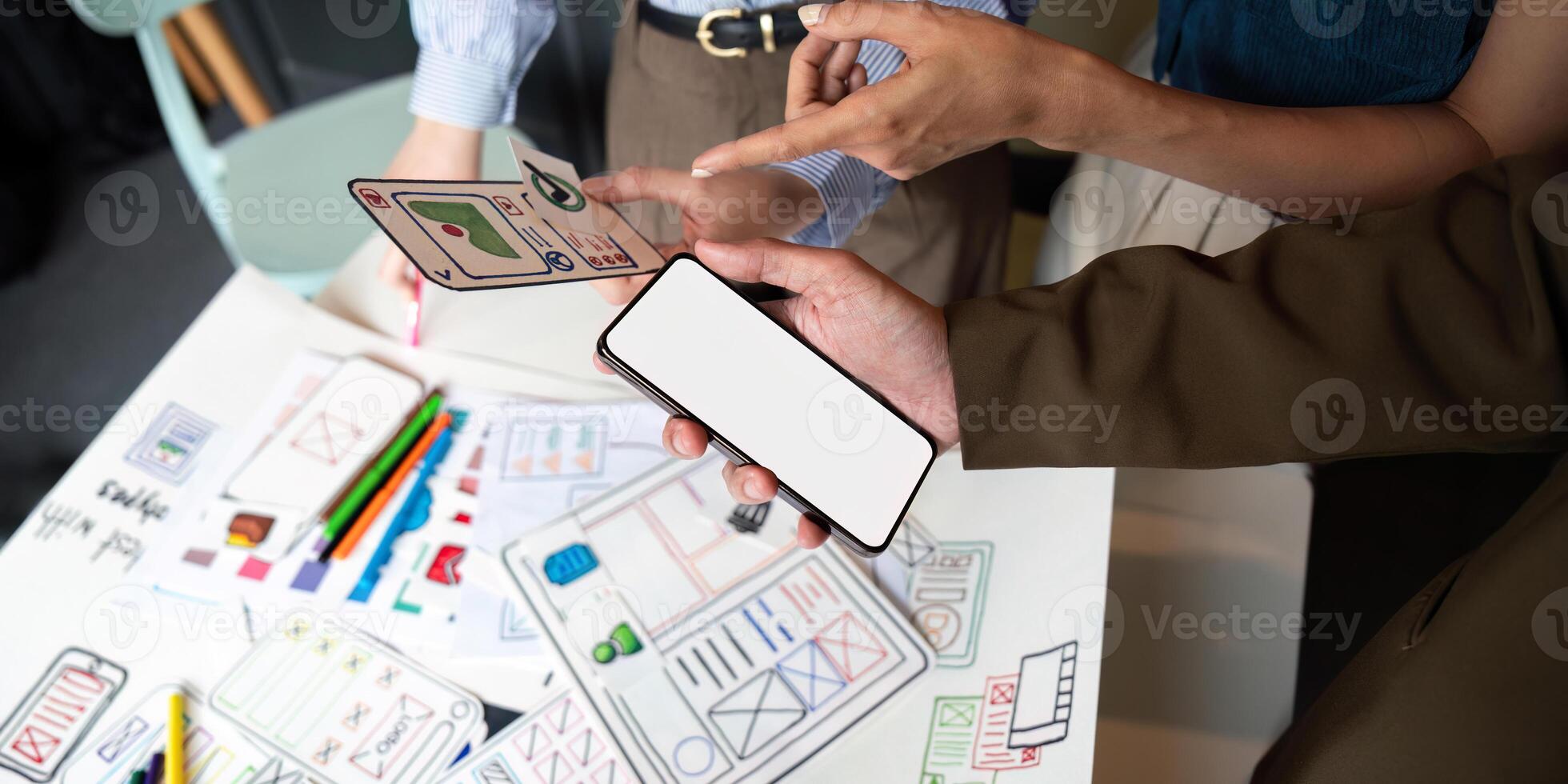 idea genial planificación creativo asiático trabajo en equipo, grupo de móvil teléfono aplicación desarrollador equipo reunión para compartir ideas acerca de pantalla prototipo diseño para teléfono inteligente, ui, ux puesta en marcha pequeño negocio foto