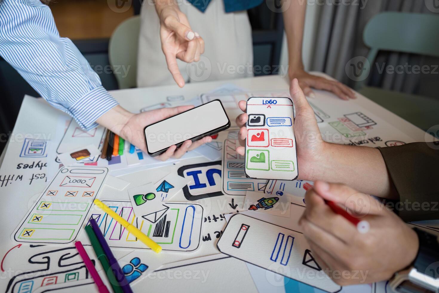idea genial planificación creativo asiático trabajo en equipo, grupo de móvil teléfono aplicación desarrollador equipo reunión para compartir ideas acerca de pantalla prototipo diseño para teléfono inteligente, ui, ux puesta en marcha pequeño negocio foto
