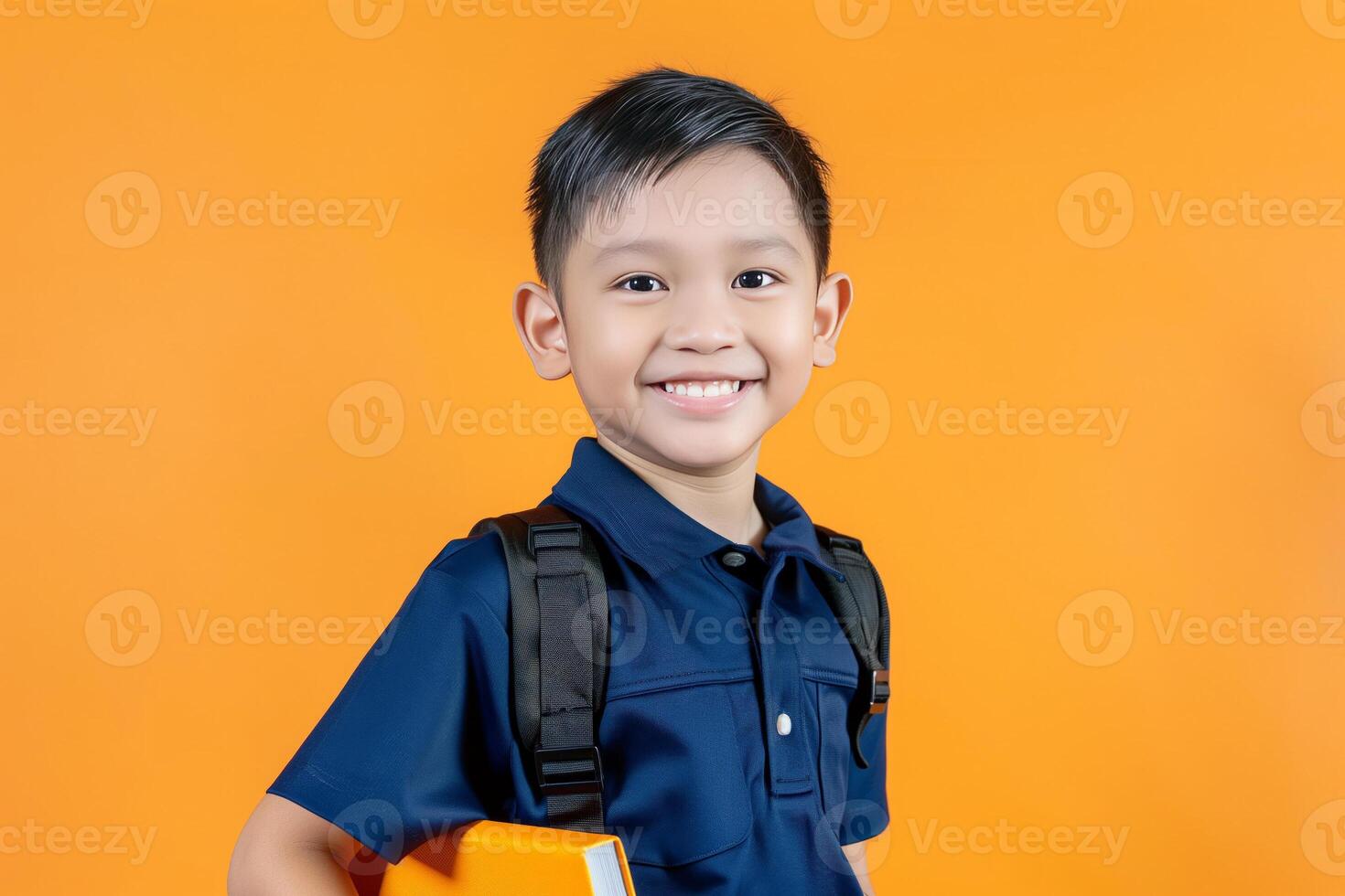 retrato de contento asiático colegial con mochila en naranja antecedentes foto