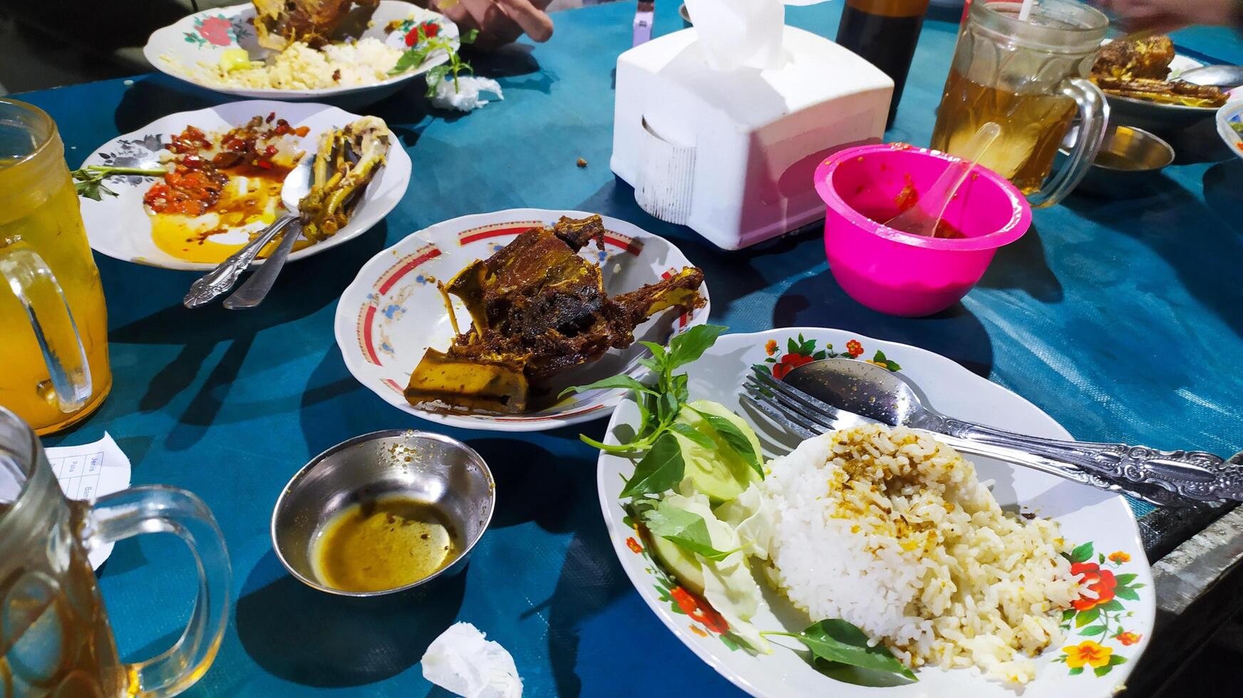 table at a street restaurant that serves a lot of food with the main dish being fried duck, a famous restaurant in Surabaya called Bebek Papin in the middle of Surabaya city photo