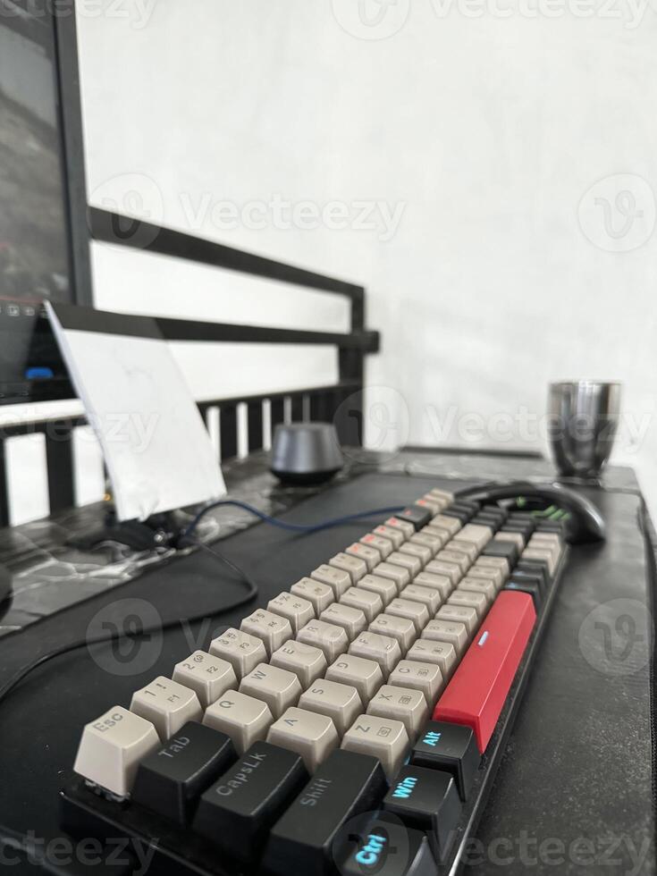 Setup minimalis keyboard mouse in desk photo