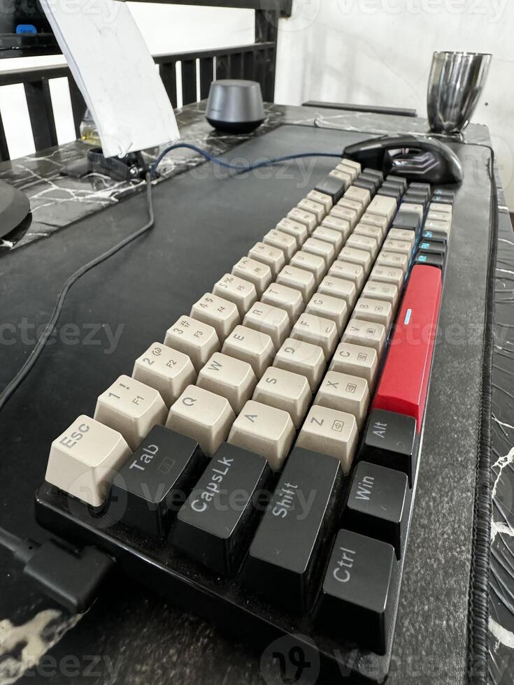 Setup minimalis keyboard mouse in desk photo