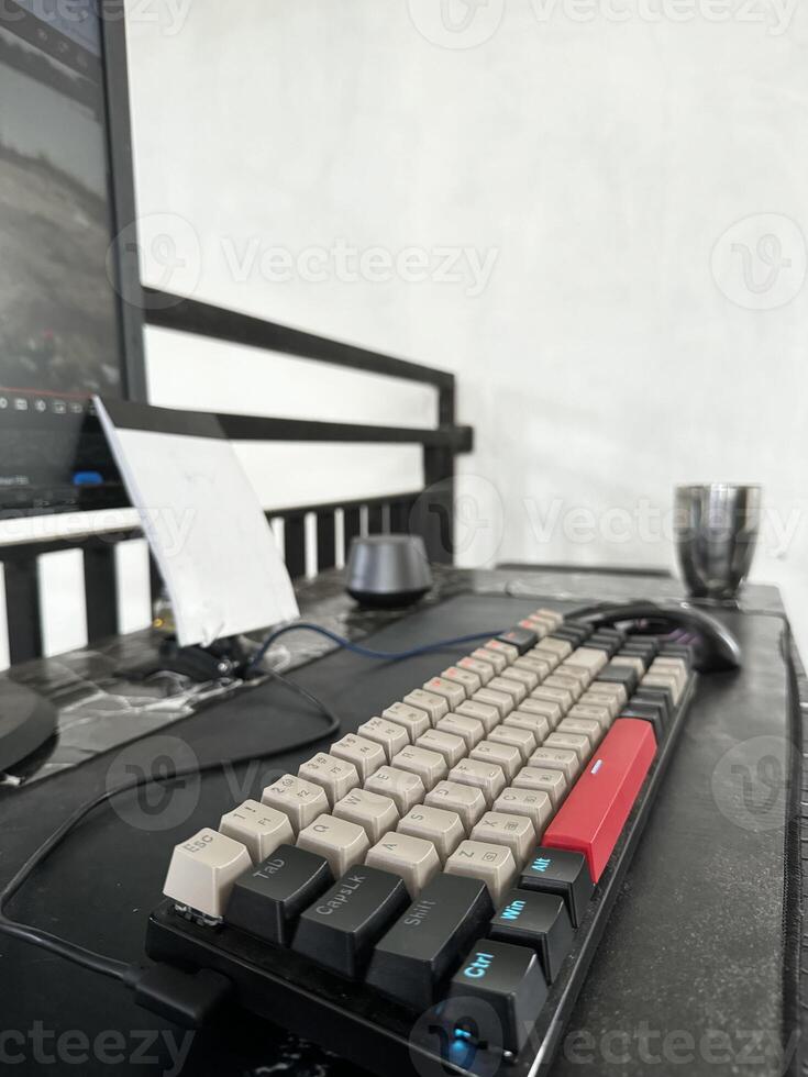 Setup minimalis keyboard mouse in desk photo