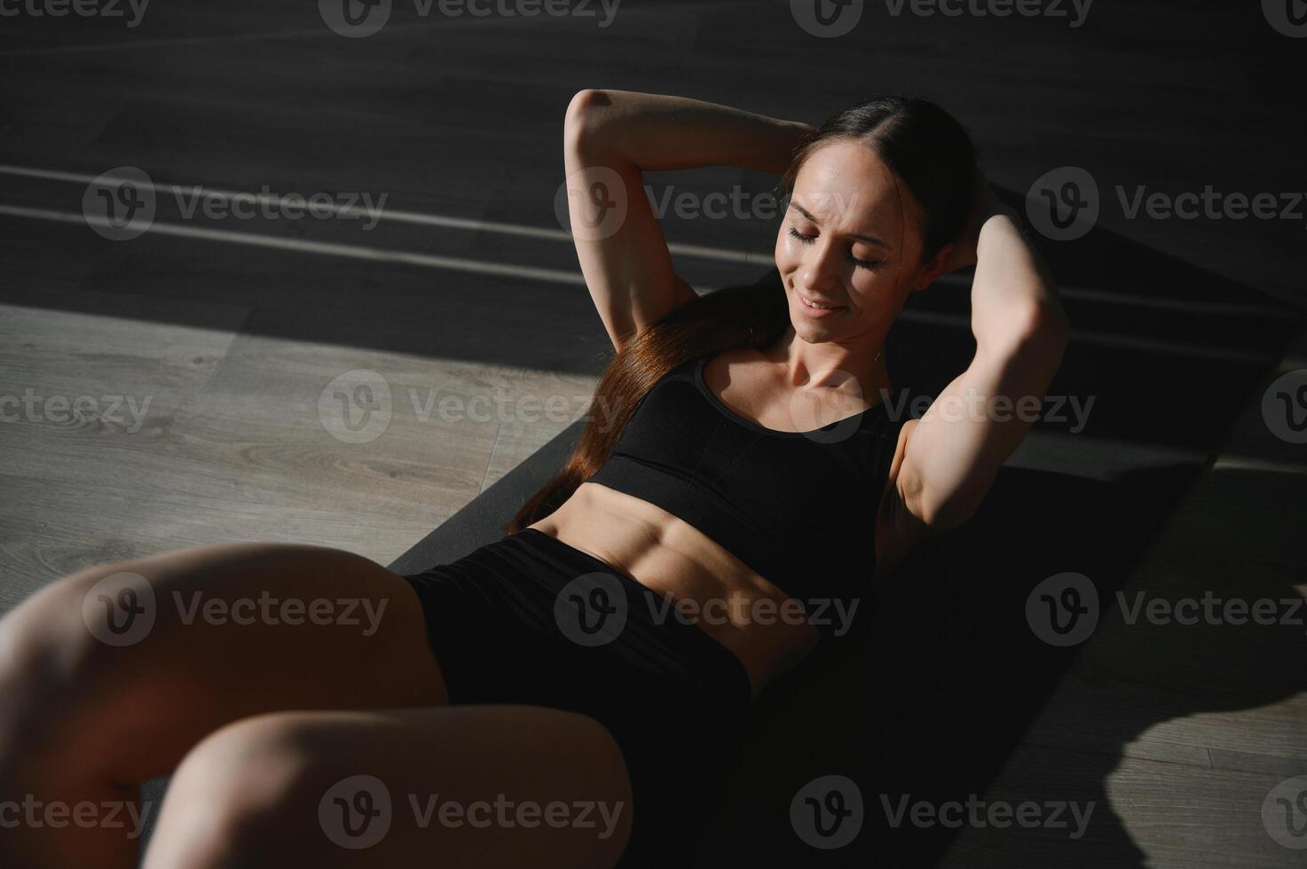 cerca arriba joven mujer haciendo cruzado ejercicio para abdominales acostado en Deportes estera adentro, niña vistiendo ropa de deporte hace bicicleta crujidos aptitud trabajando fuera a gimnasia, sano activo estilo de vida rutina concepto foto