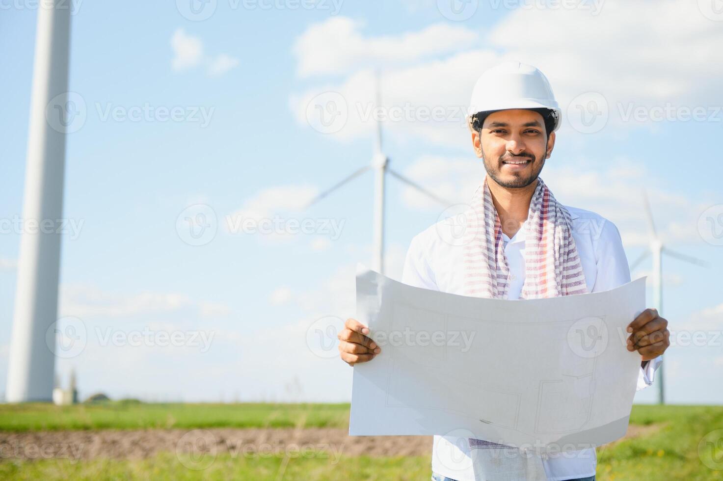 ingeniero India hombre trabajando a molino granja generando electricidad limpiar energía. viento turbina granja generador por alternativa verde energía. asiático ingeniero comprobación controlar eléctrico poder foto