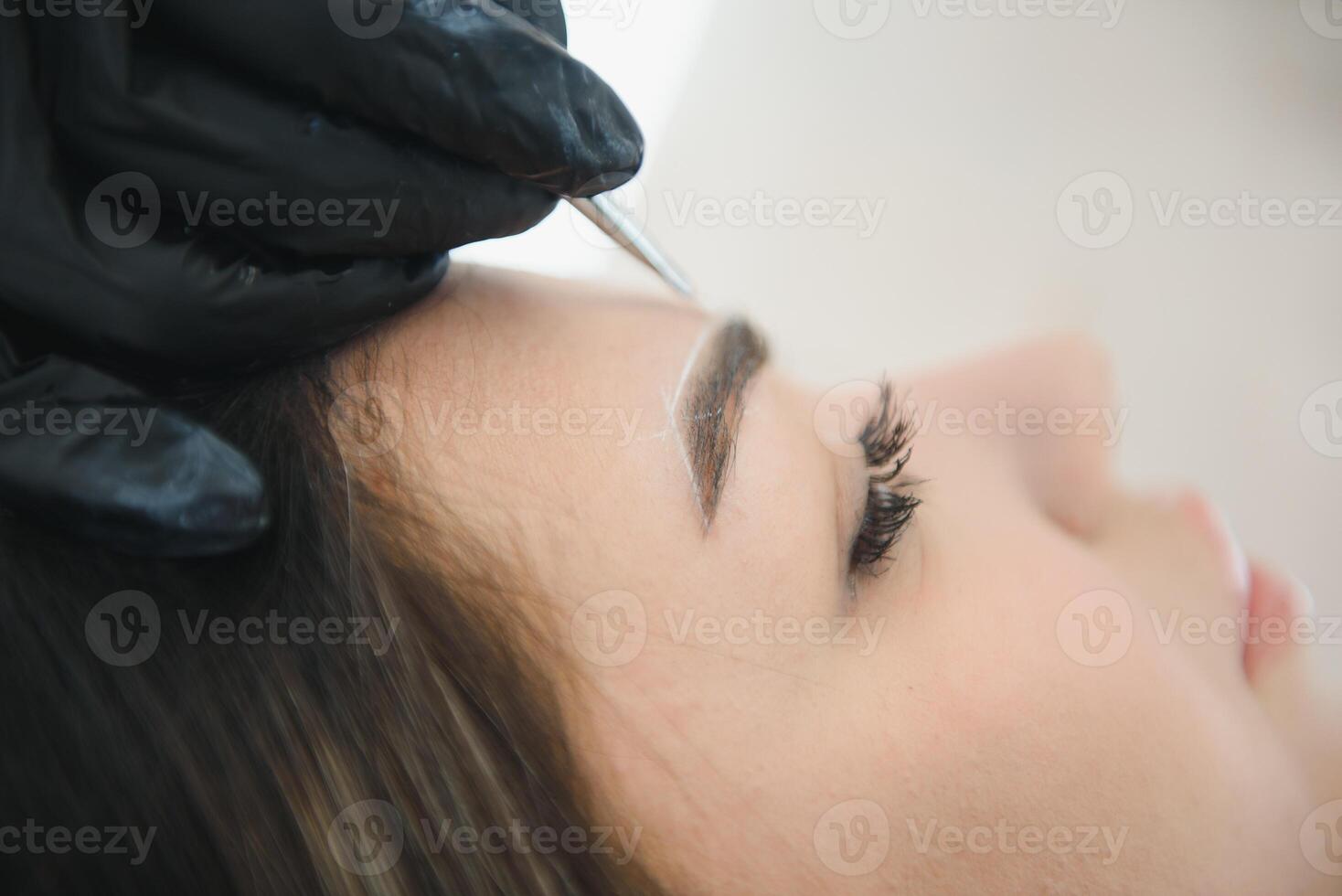 Master making permanent eyebrow make up photo