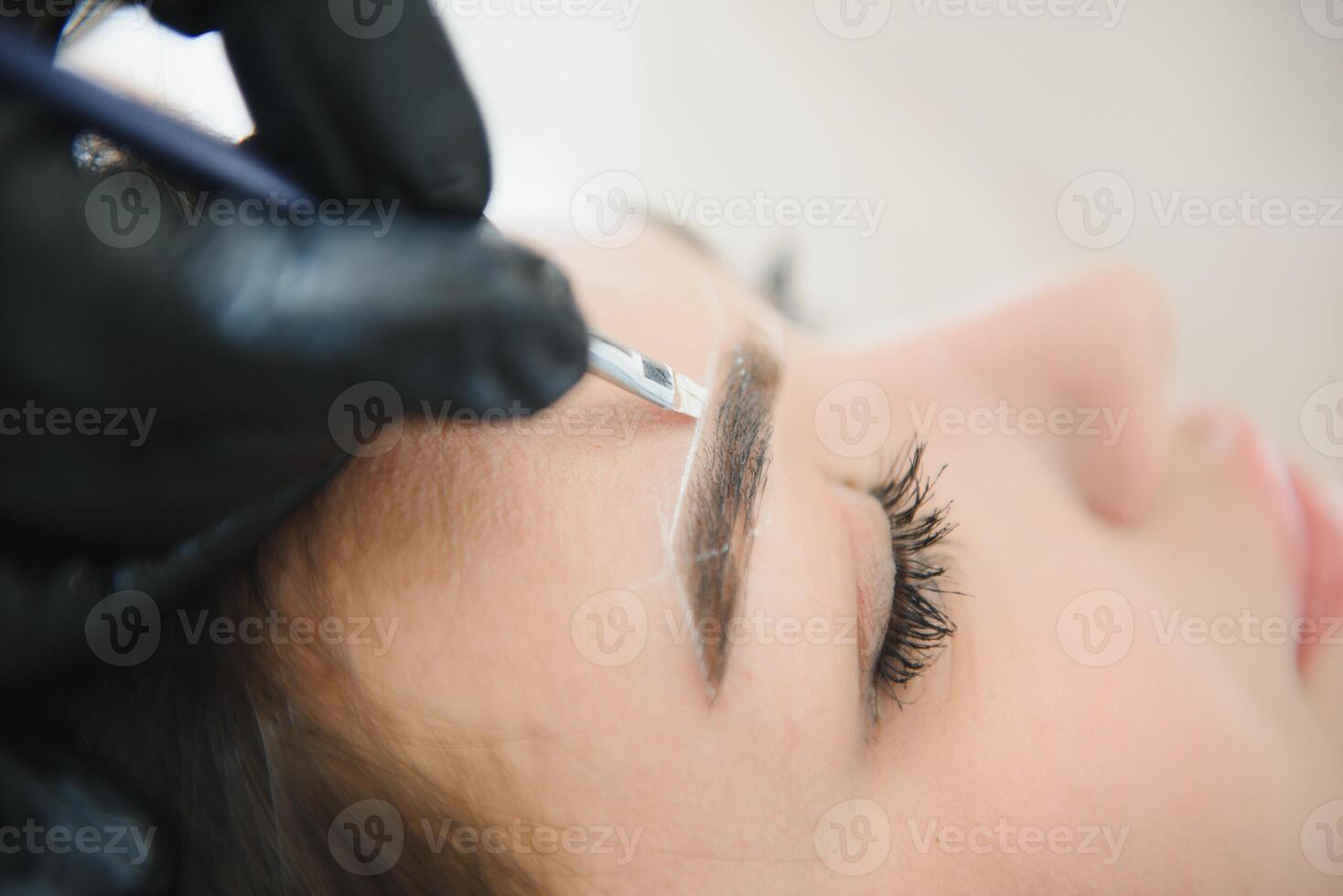 Master making permanent eyebrow make up photo