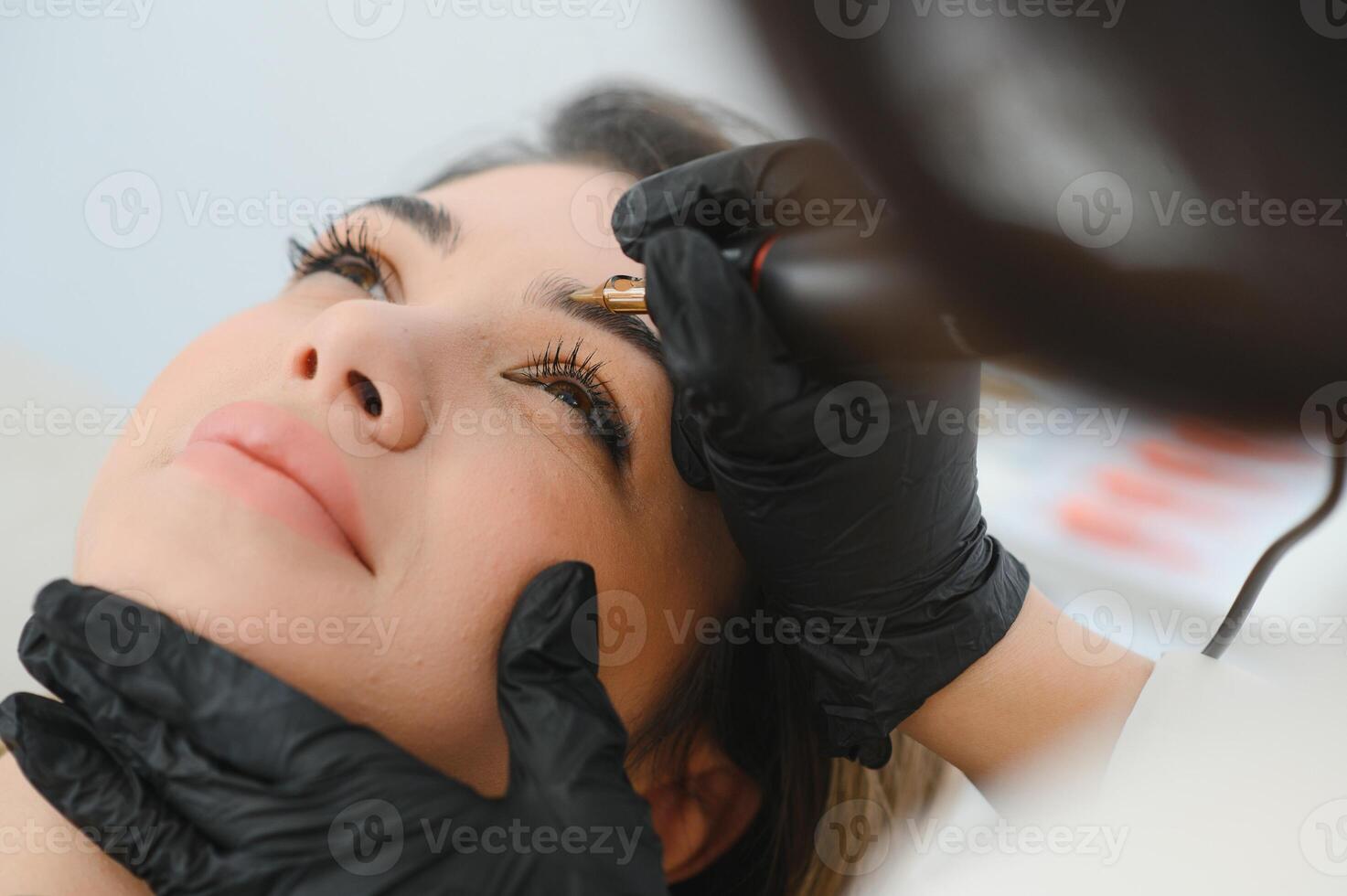Master making permanent eyebrow make up photo