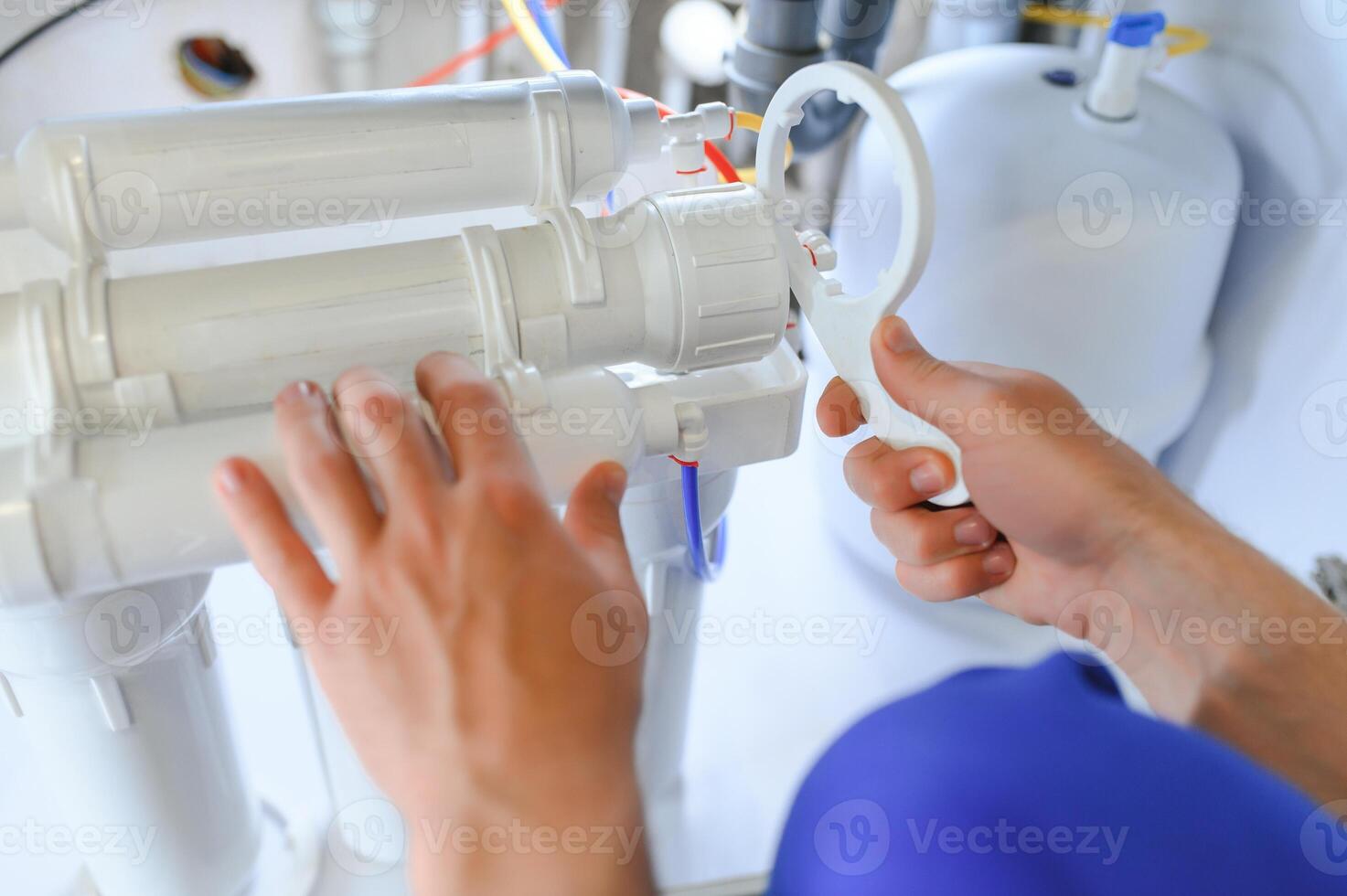 plumber change the water filter photo