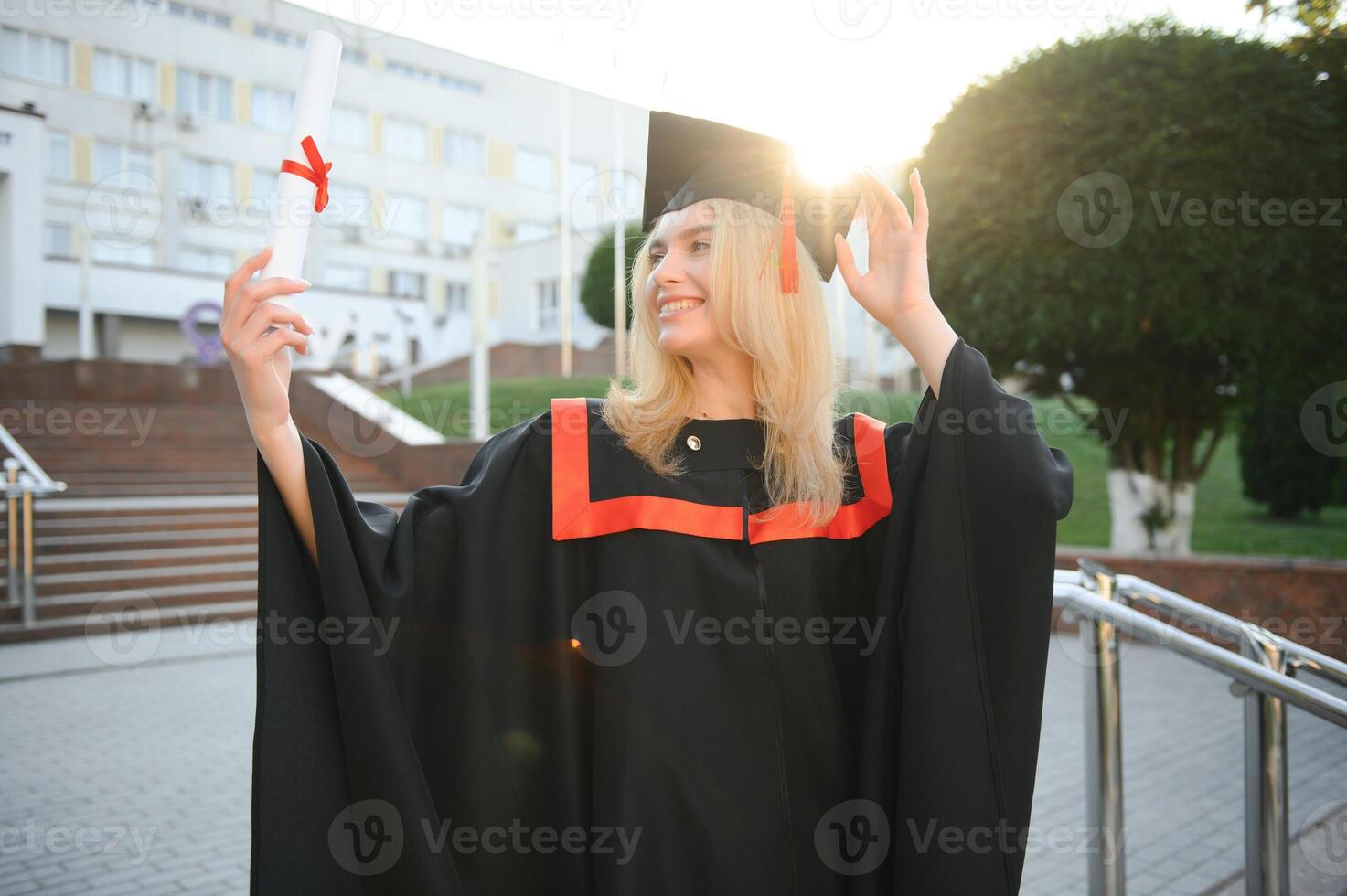 un joven hembra graduado en contra el antecedentes de universidad. foto