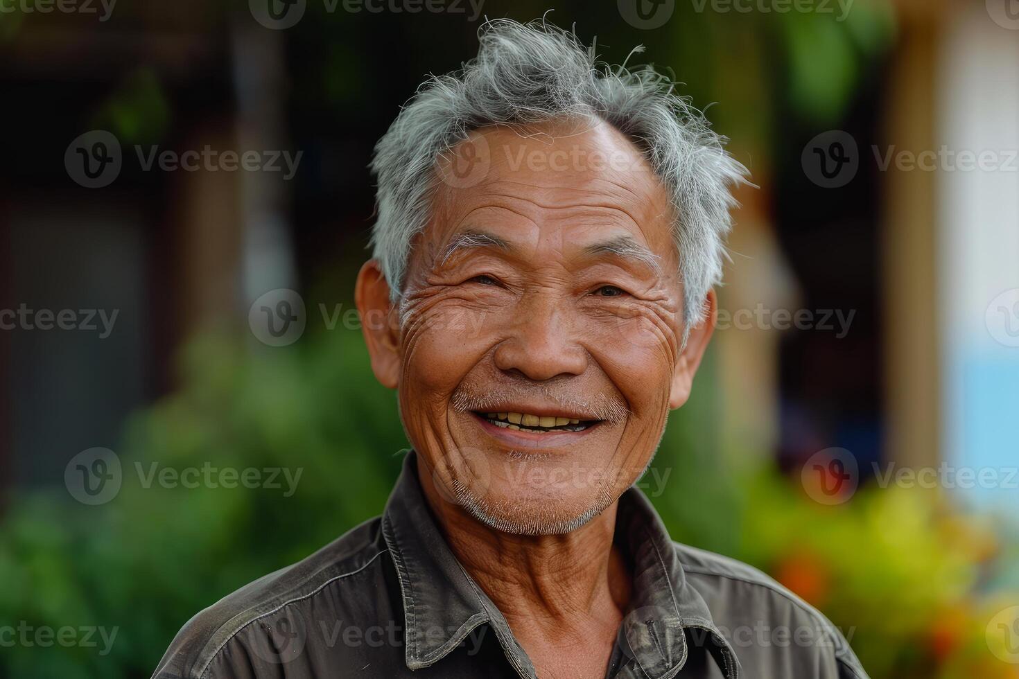 alegre asiático hombre sonriente. generar ai foto