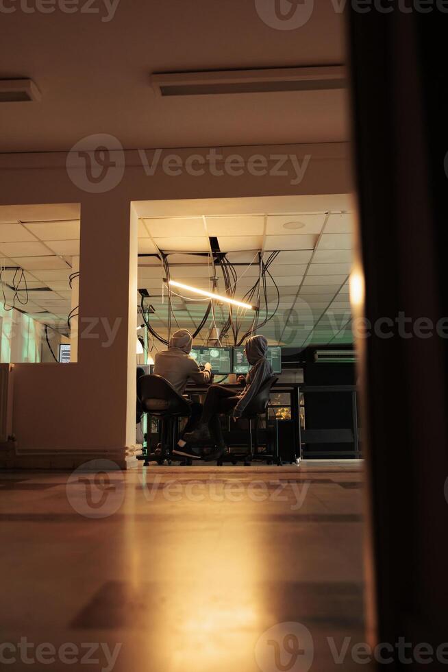 ciberdelincuencia, hackers codificación web virus programa, hackear servidor, desarrolladores programación ilegal cortafuegos criminales agrietamiento computadora sistema contraseña, desarrollando malicioso software foto