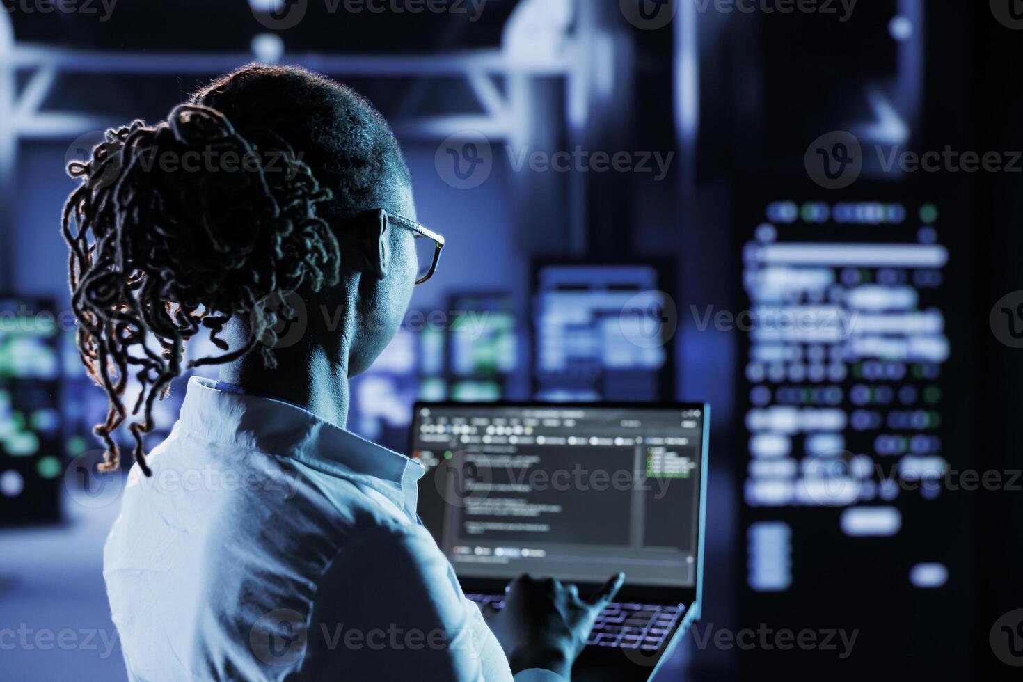 computadora científico corriendo código y programación en computadora portátil, solución de problemas y mejorando alto tecnología instalaciones diseñado a acomodar múltiple racimos de completamente Operacional servidor aparejos foto