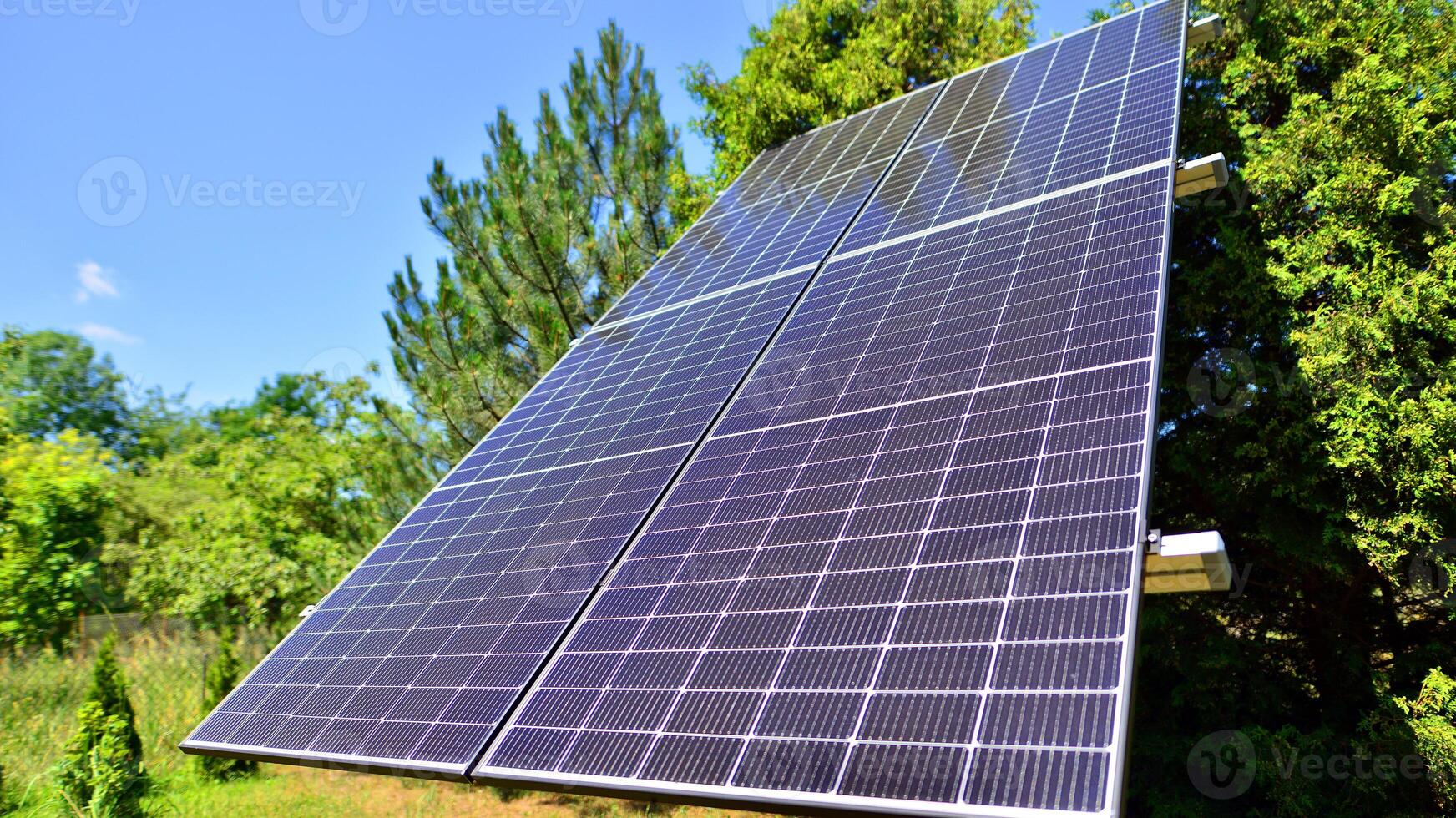 solar poder estación generando limpiar energía. solar paneles en el naturaleza. foto