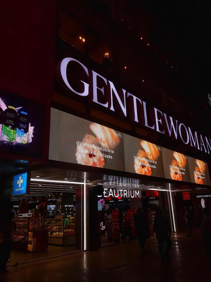 Bangkok, Thailand pada 9 Juli 2023. Gentlewoman store terbesar di Thailand di Siam Square. photo
