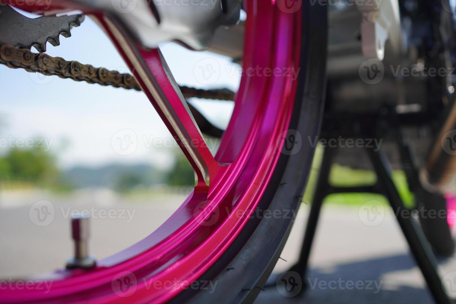 pink racing rims on 4-Stroke underbone motorbikes photo