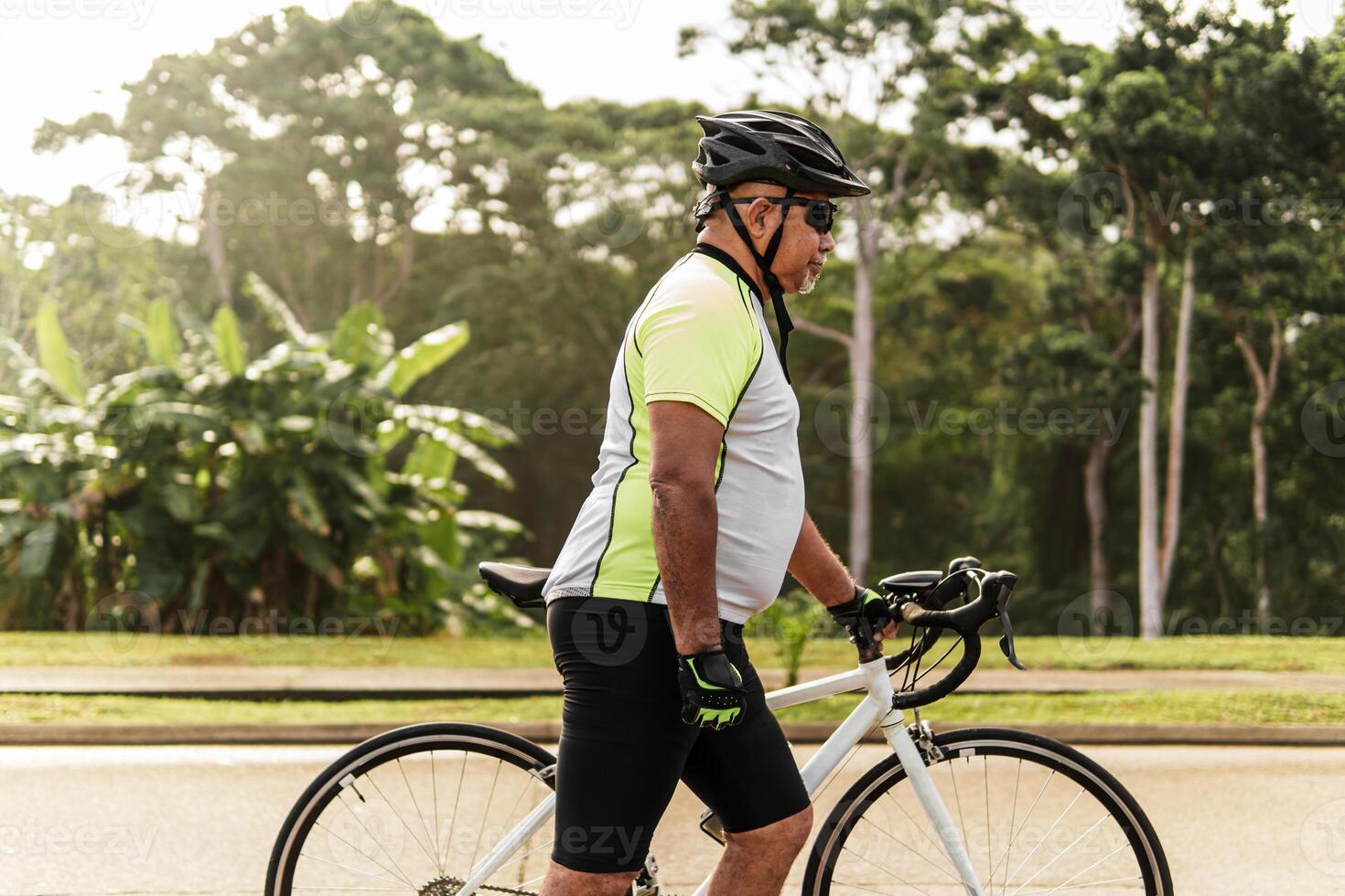 Side view of a cyclist man with his bike photo