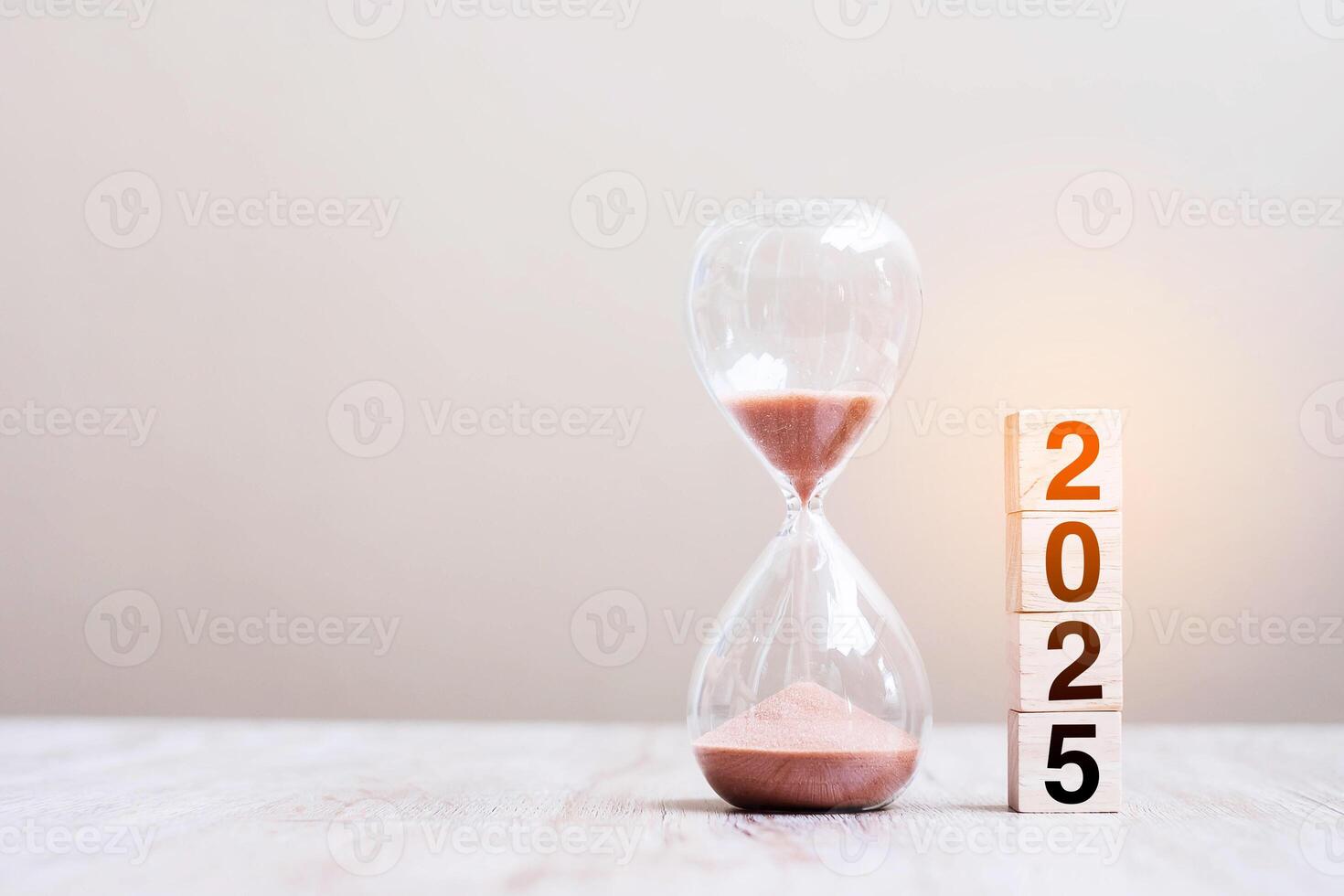 2025 texto con reloj de arena en mesa. resolución, tiempo, plan, meta, motivación, reiniciar