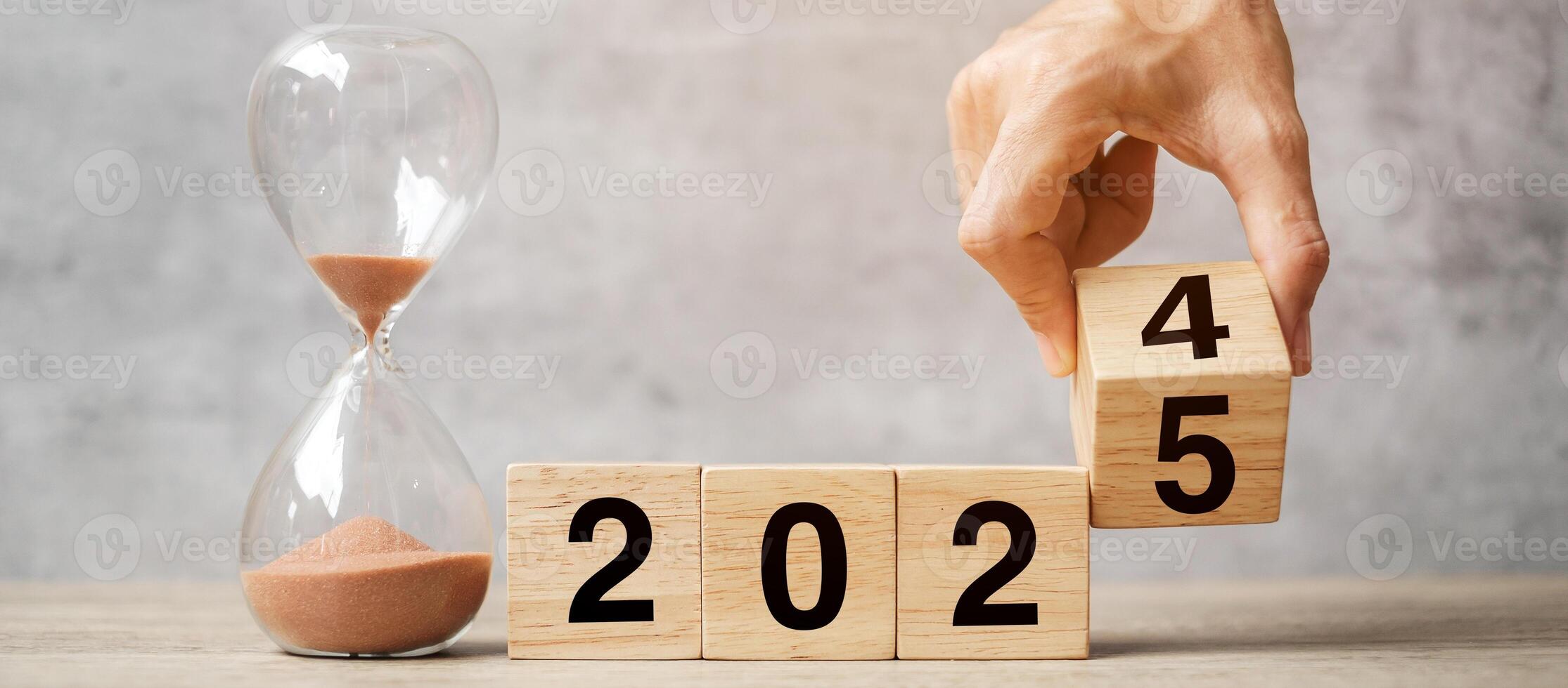 mano voltear bloquear 2024 a 2025 texto con reloj de arena en mesa. resolución, tiempo, plan