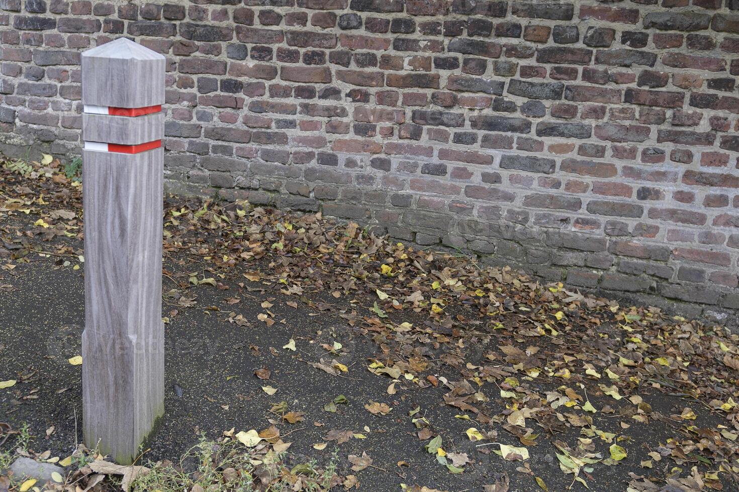 Pillar limiting the pedestrian part from the carriageway photo