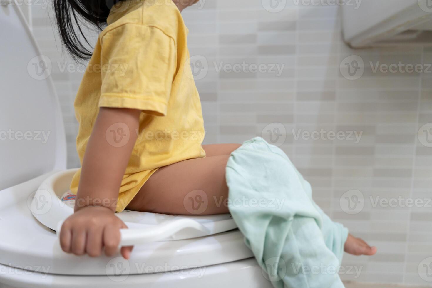 child going to the toilet, constipation in children, dyspepsia, abdominal pain, crying, defecating, straining, urinary incontinence, blood in the stool, bowel problems, ulcerative colitis, diarrhea photo