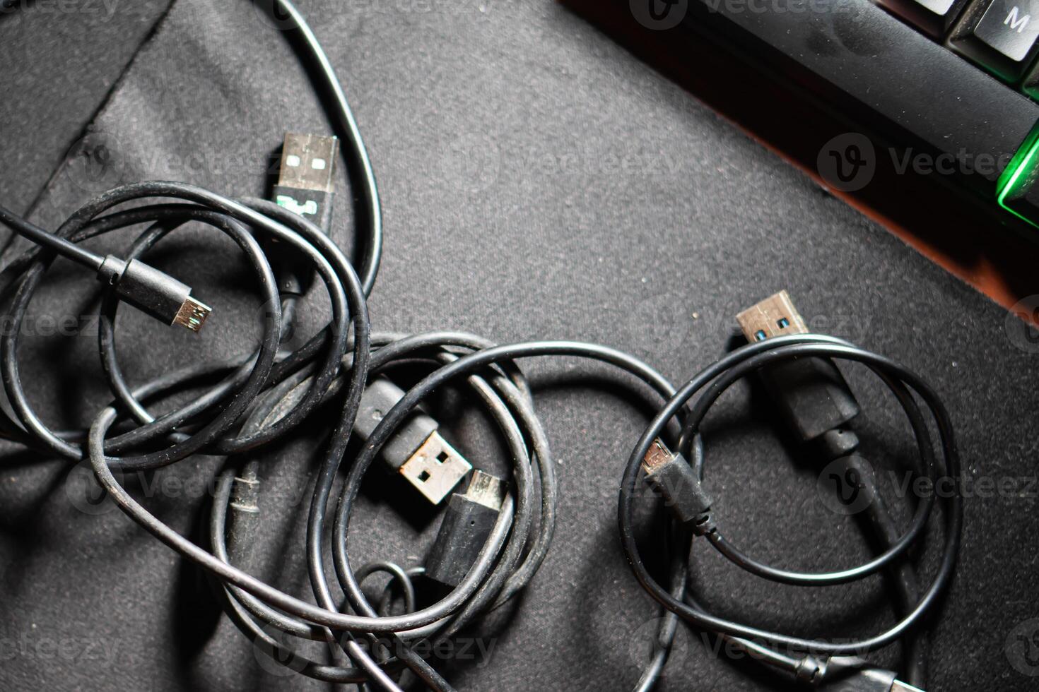 Tangled US B cables on a desk photo