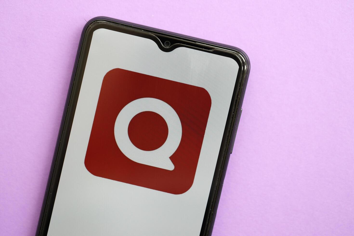 KYIV, UKRAINE - APRIL 1, 2024 Quora icon on smartphone screen on purple table photo