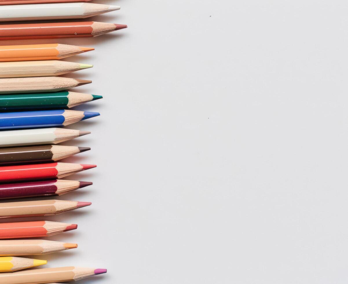 Whiten the surface from above with colored pencils along the top edge. photo