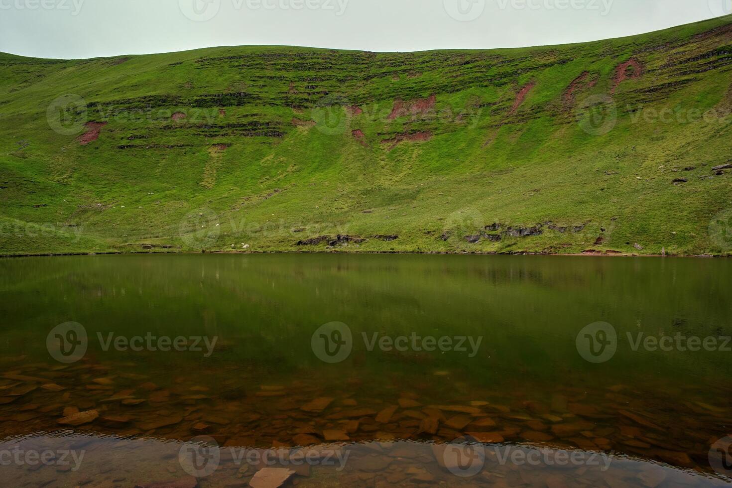 Cwm Llwch lake close photo