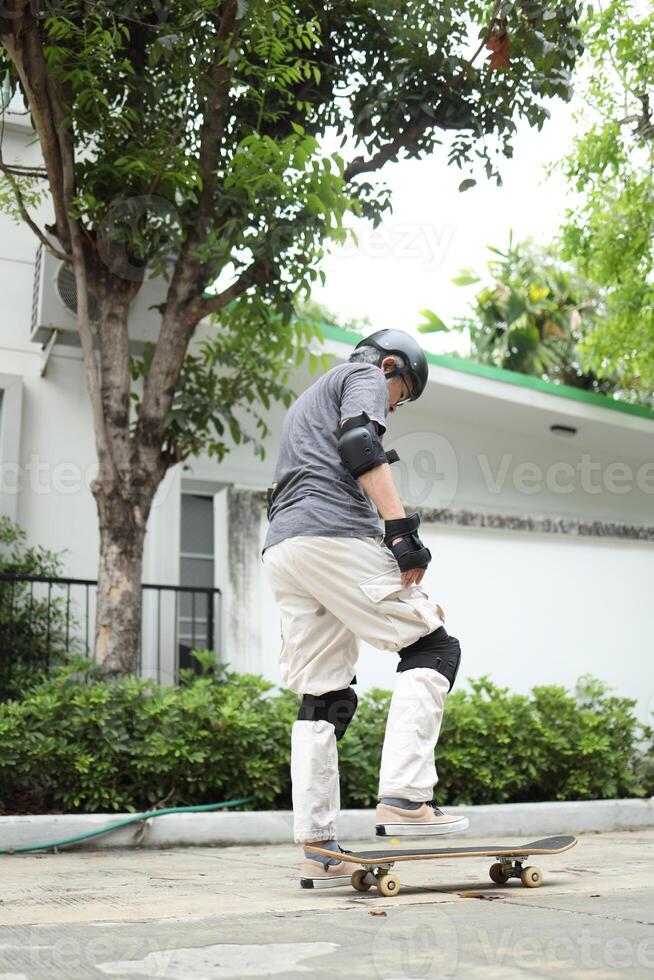 Man playing skateboard photo