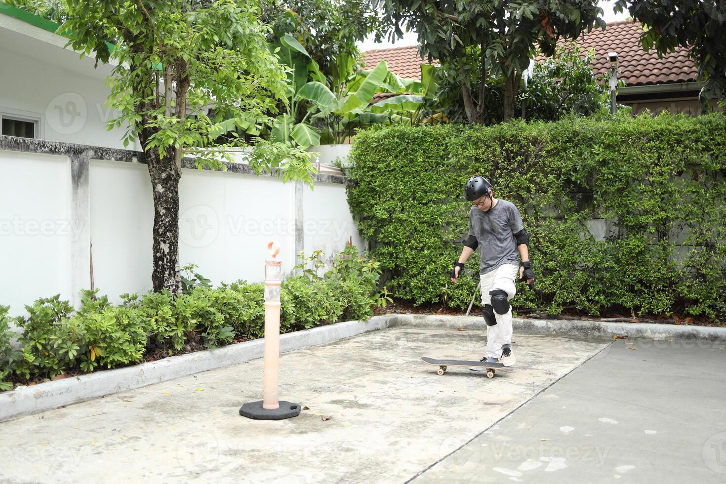 Man playing skateboard photo
