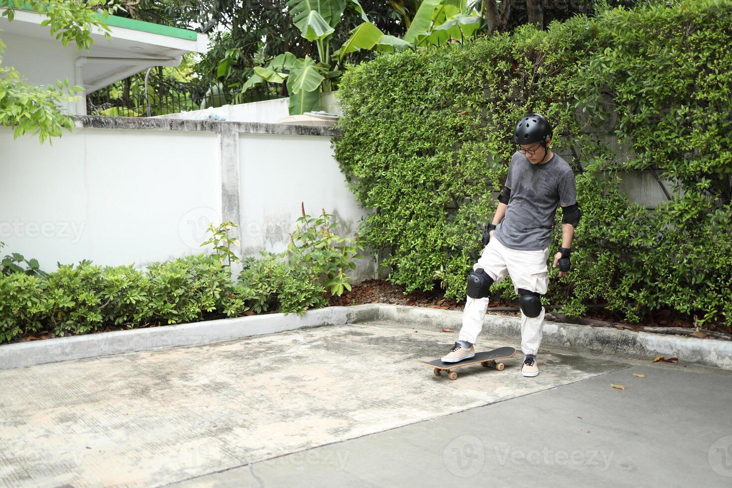 Man playing skateboard photo