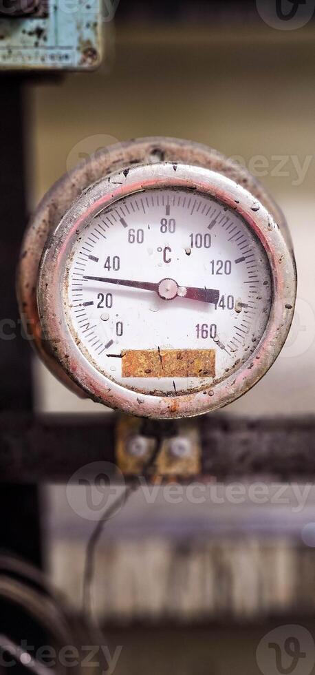 The manometer is an instrument for measuring the relative pressure of fluids. The correct meaning of the lemma refers to instruments dedicated to the measurement of pressures greater than atmospheric photo