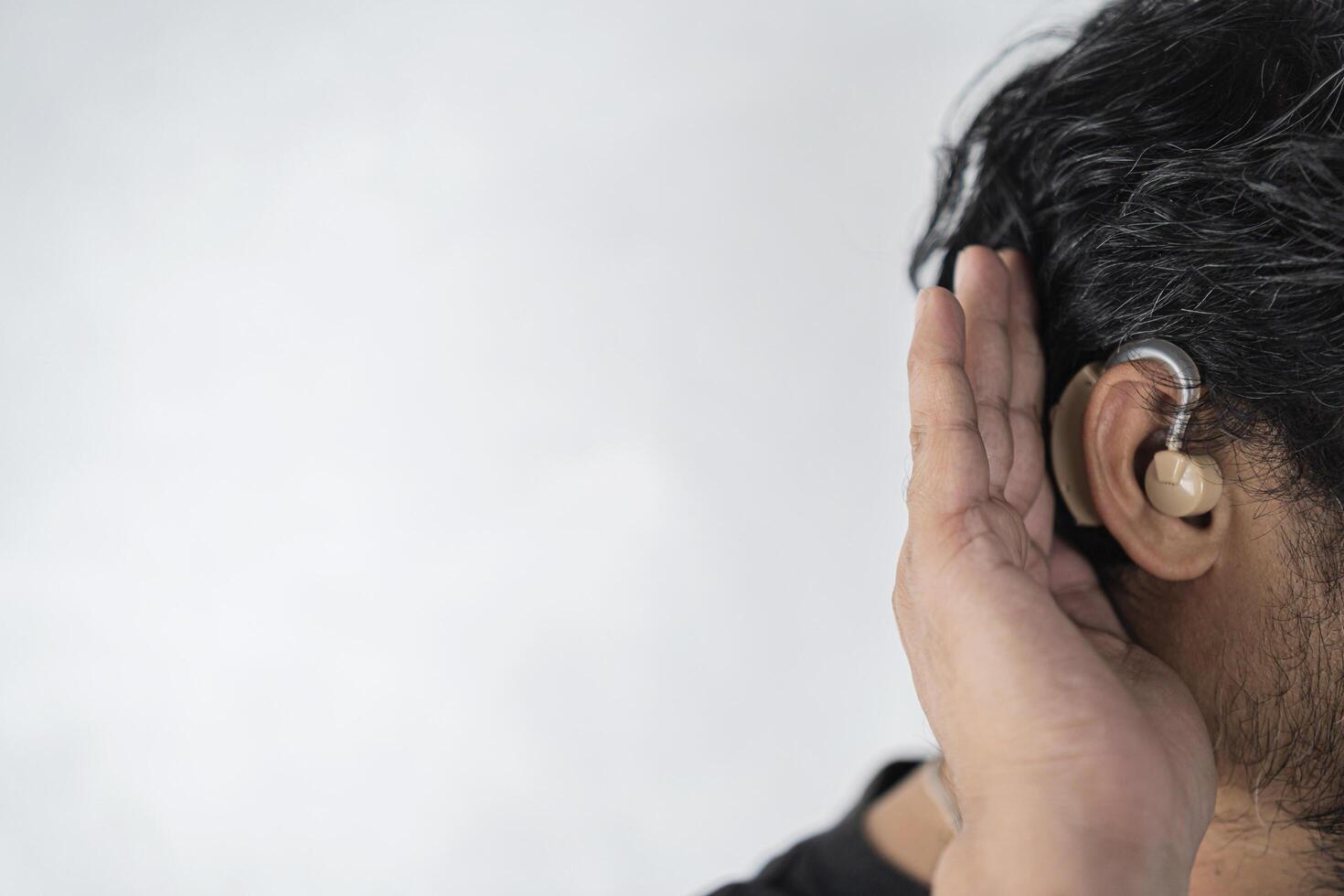 A man in his late 40s began to have difficulty hearing and had to use a hearing aid. photo