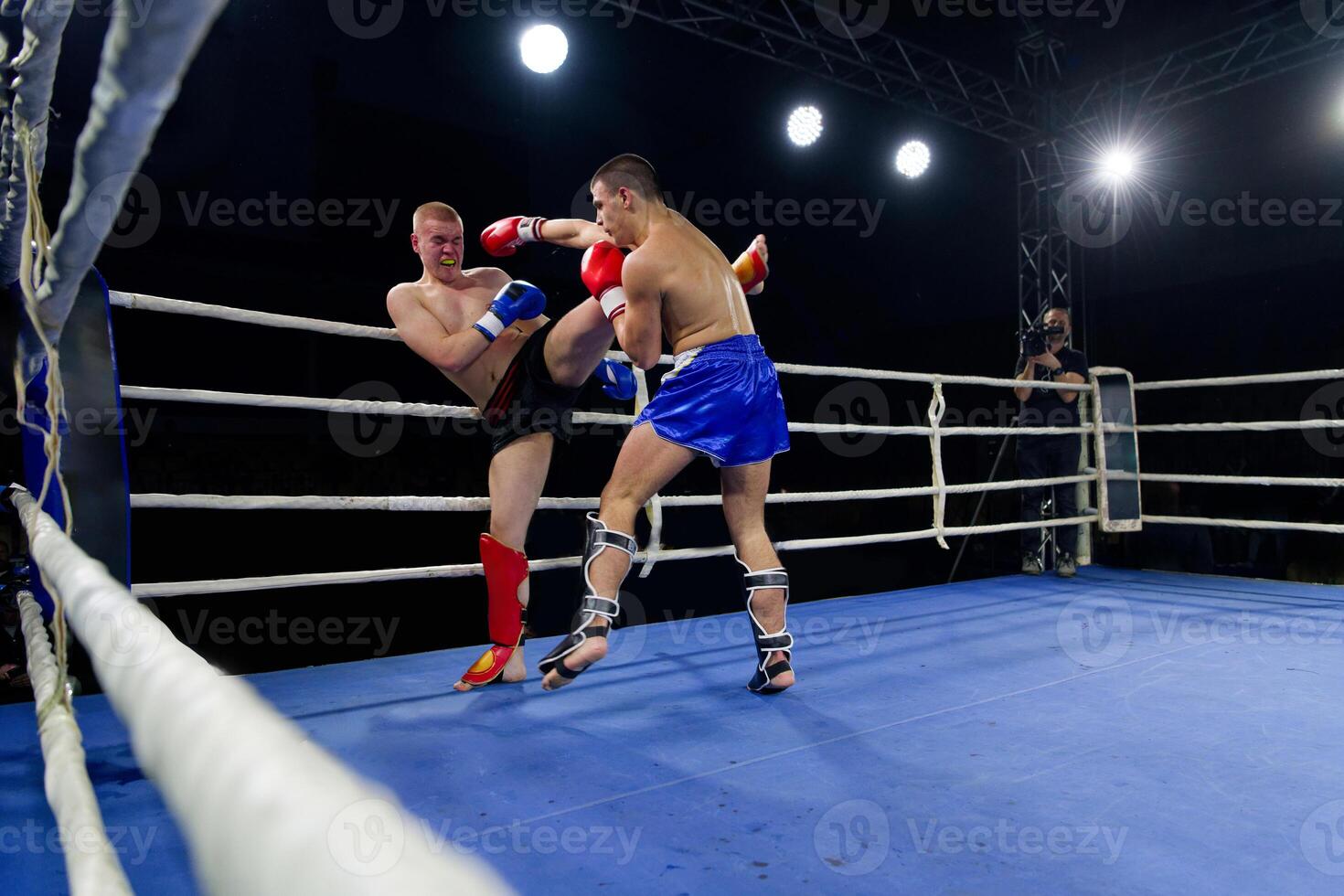 kickboxing rivales desatraillar poderoso pierna huelgas en un emocionante fósforo. foto