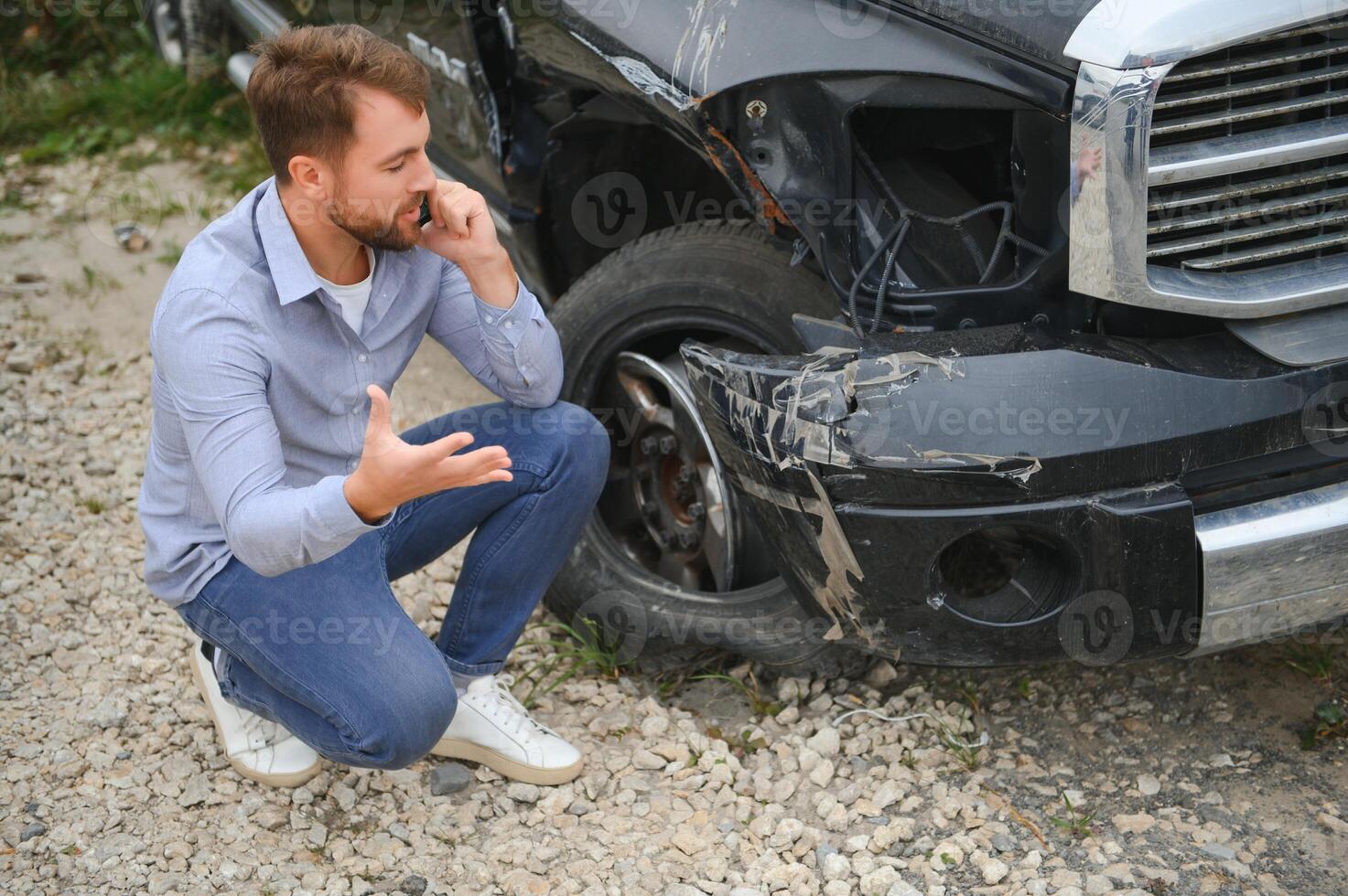 hombre vocación ayuda después un coche choque accidente en el la carretera foto