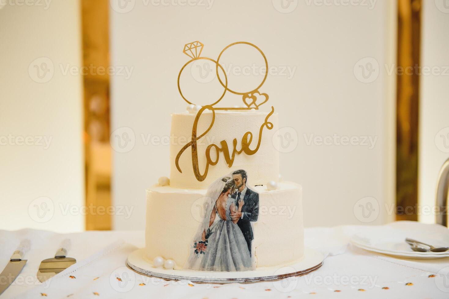 Elegant wedding cake with flowers and succulents. photo