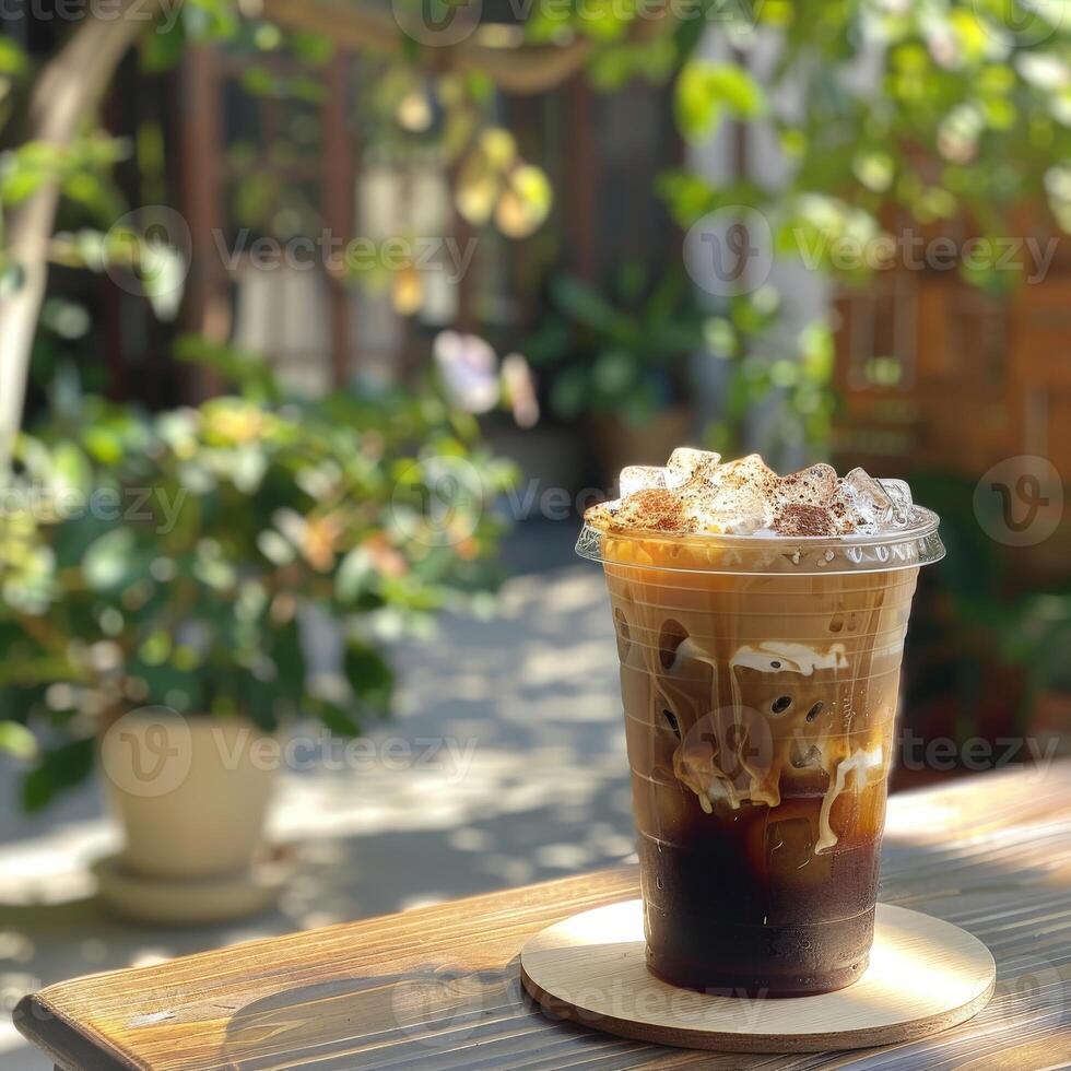 café helado en la mesa de madera foto