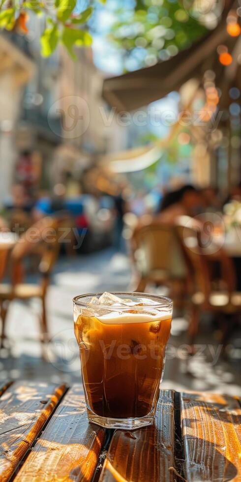 refrescante con hielo café en de madera mesa foto