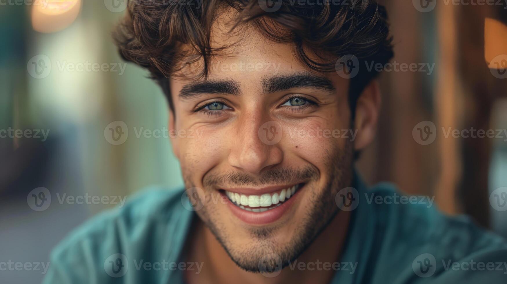 sonriente joven hombre al aire libre, diversidad, felicidad, modelo para diseño, imprimir, tarjeta, póster foto