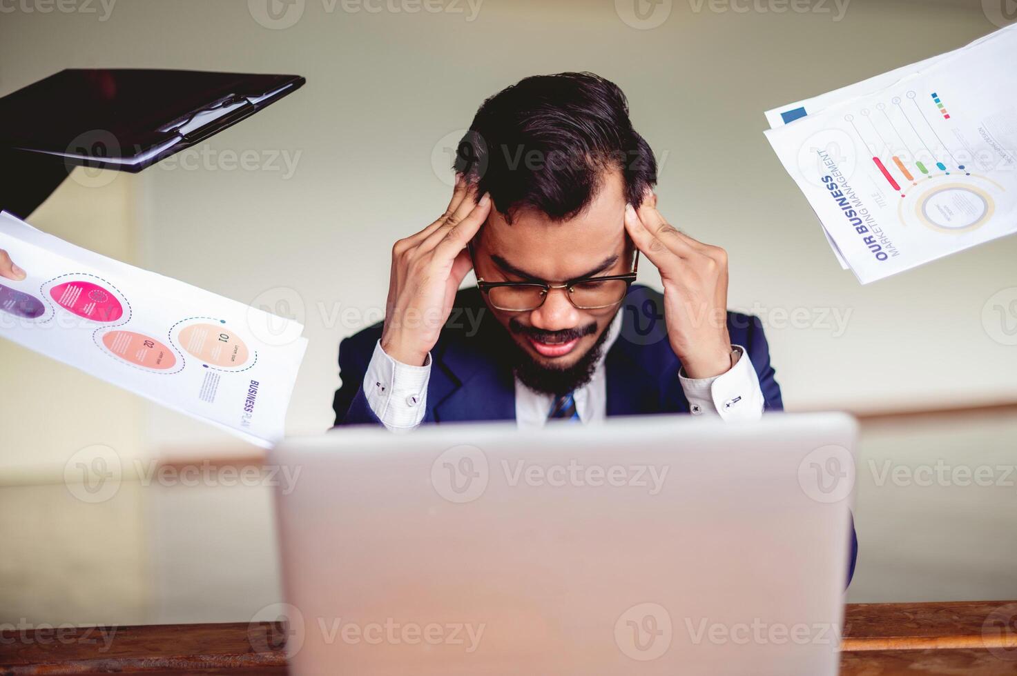Fatigue from working a lot, problems with not being able to keep up with work Too much work gives you a headache. photo