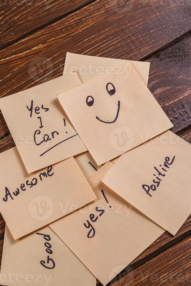 Positive messages on a desk Photo