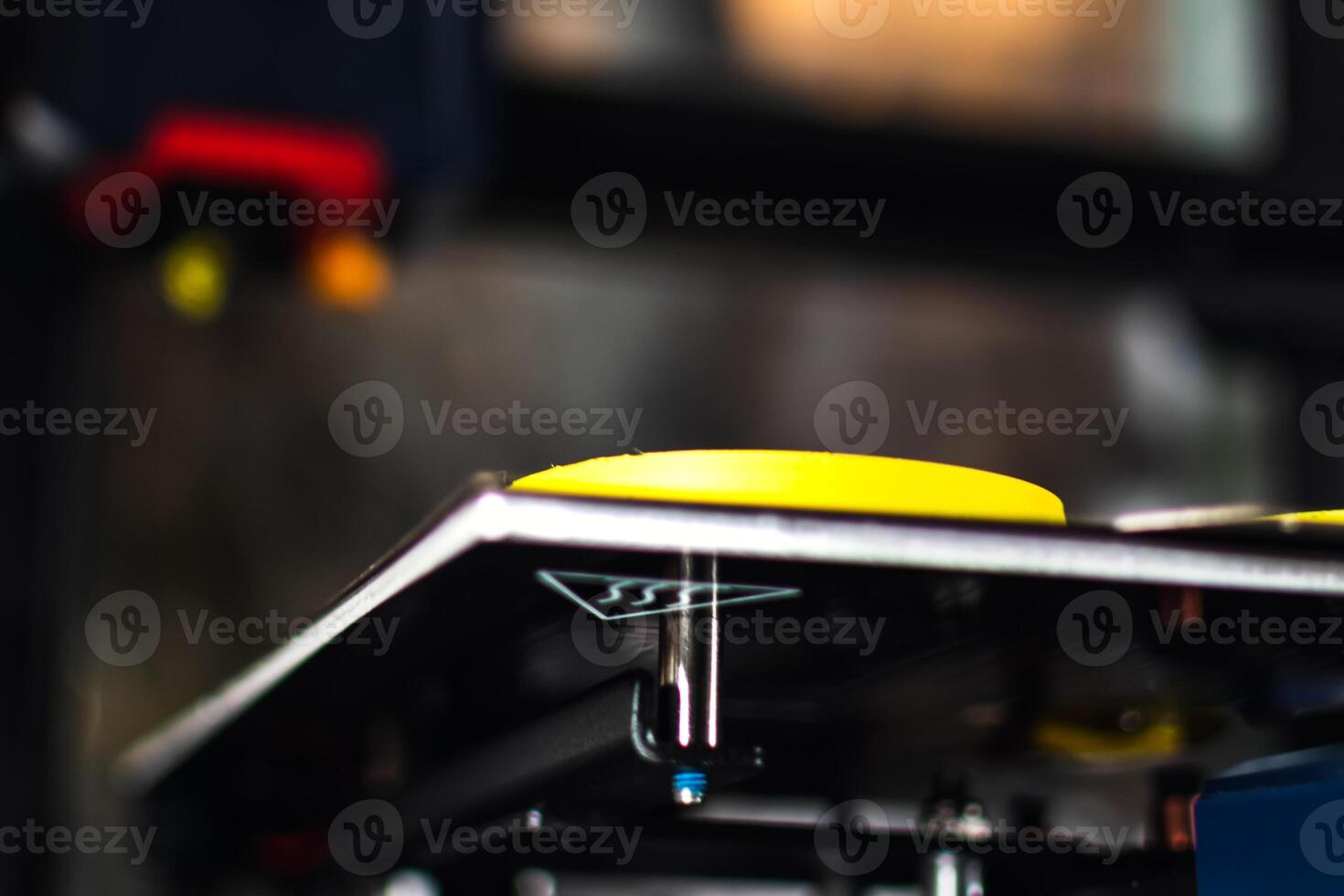 Adjustment of the platen of a 3d printer photo