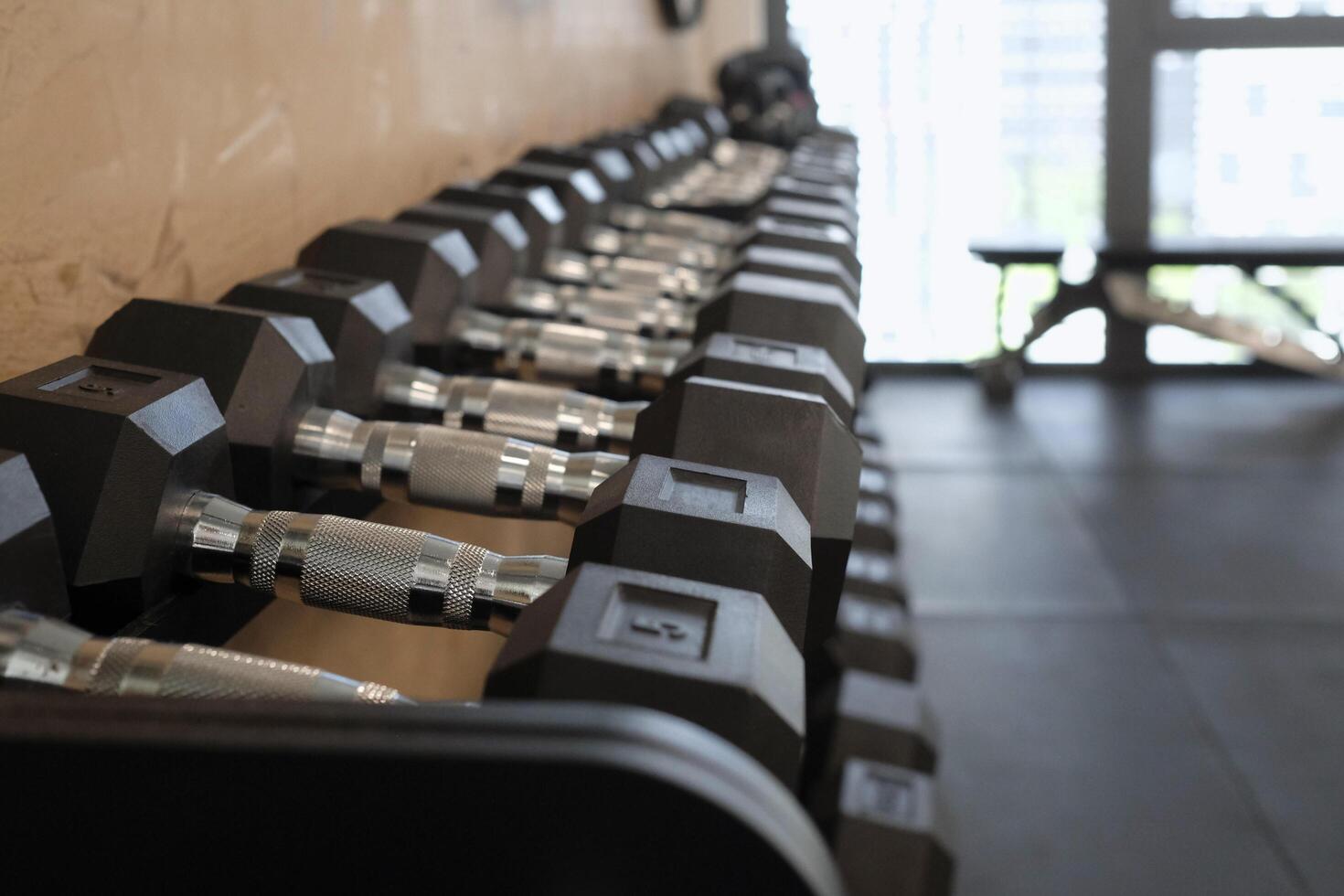 Selective focus on a row of weights in a gym photo