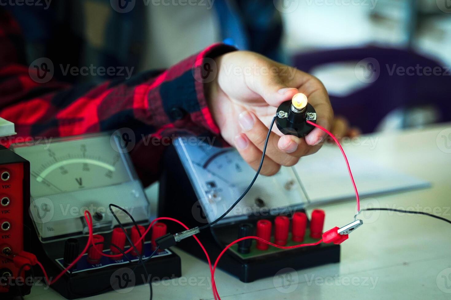 Science classroom, students are conducting experiments on basic electrical circuits. Concept of science classroom, learning science, science, science skills, learning, science experiments. photo