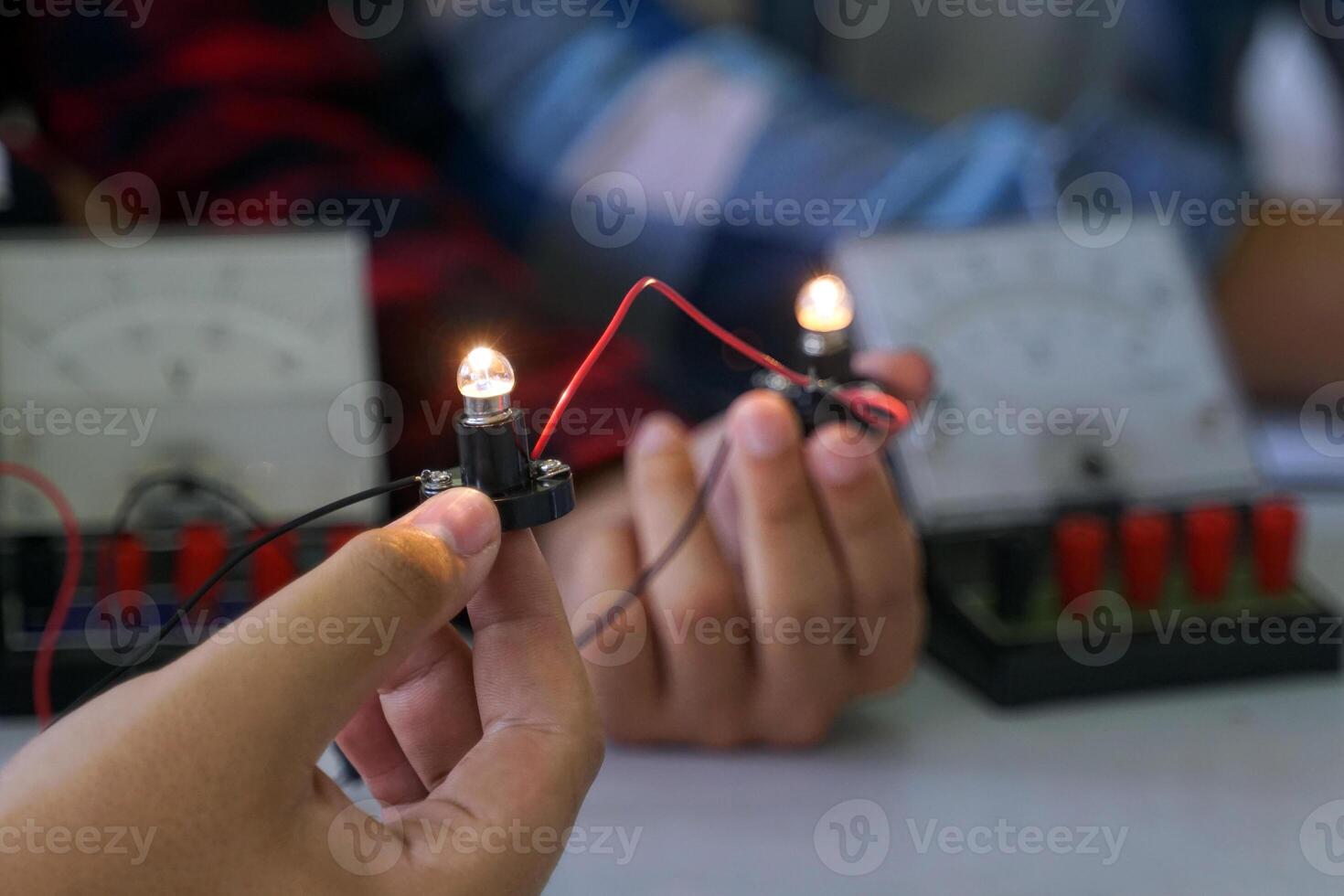 Science classroom, students are conducting experiments on basic electrical circuits. Concept of science classroom, learning science, science, science skills, learning, science experiments. photo
