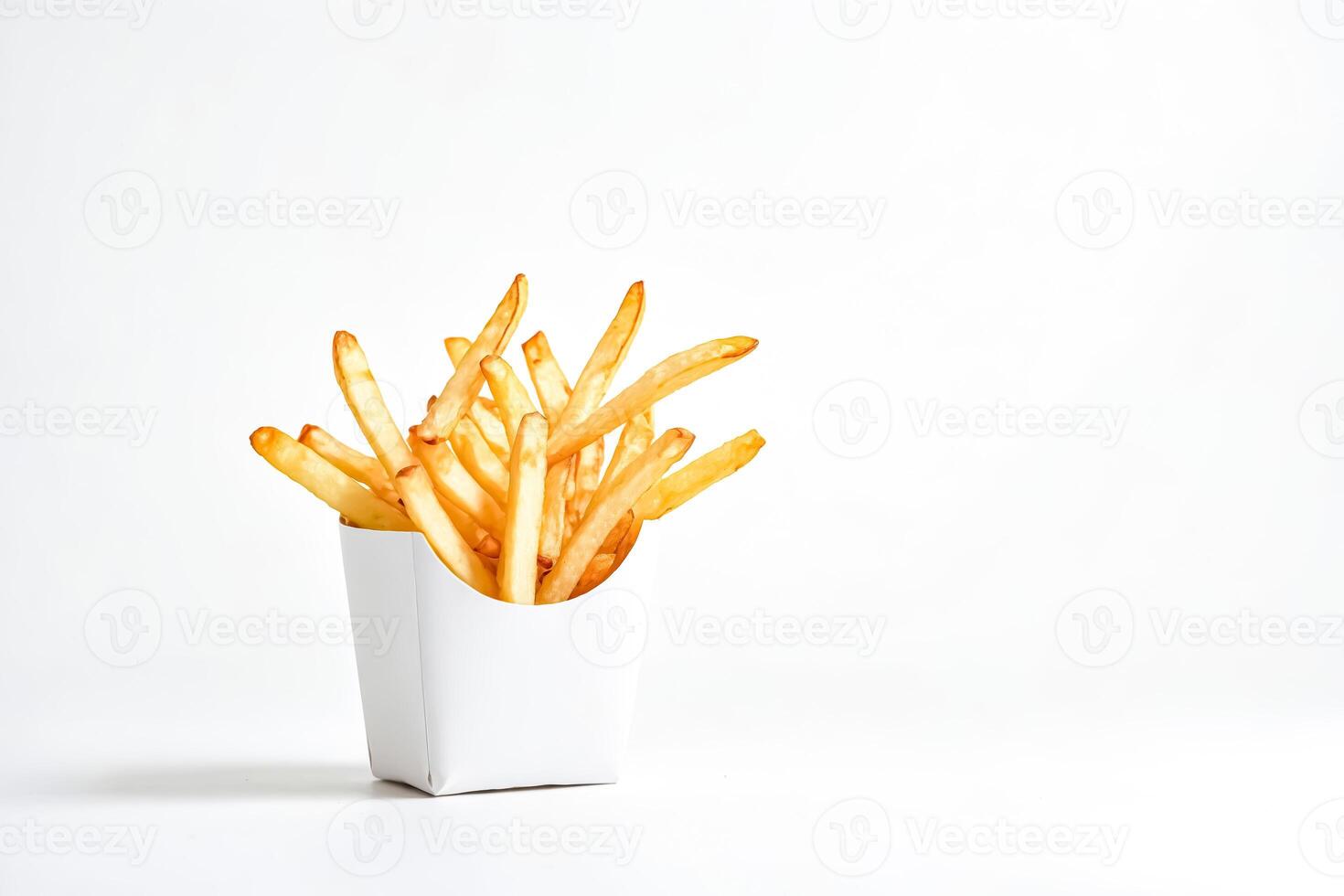 dorado francés papas fritas en un blanco caja de cartón foto