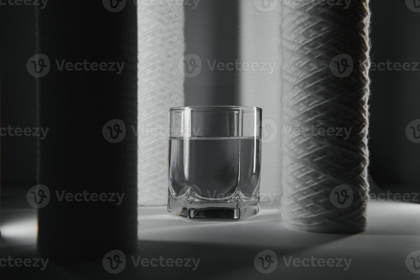 agua filtros carbón cartuchos y un vaso en un blanco antecedentes. casa filtración sistema foto