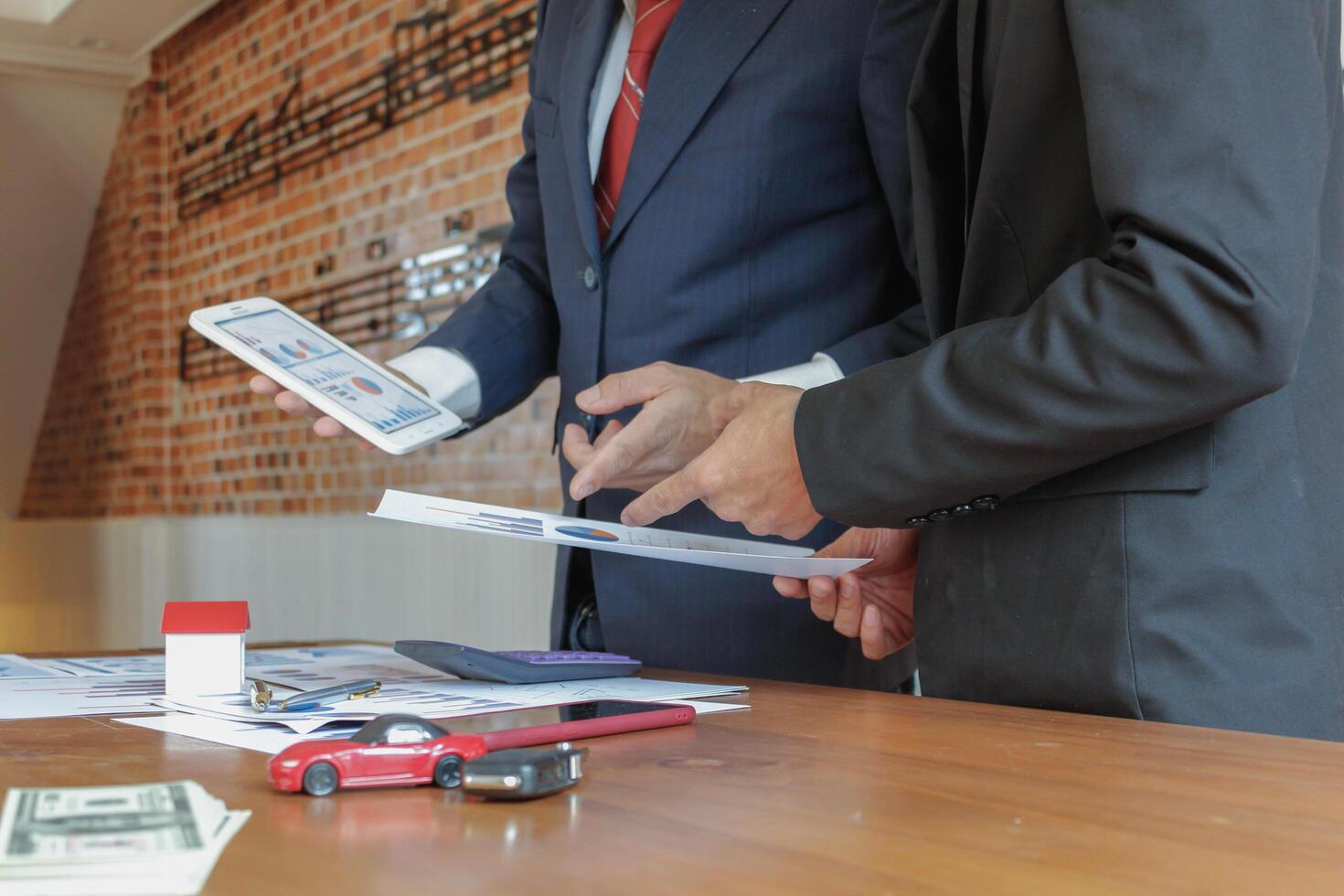 Investors are planning real estate business and reviewing sales and statistics of real estate sales over the past year to discuss and consult with the board of directors before starting the business. photo