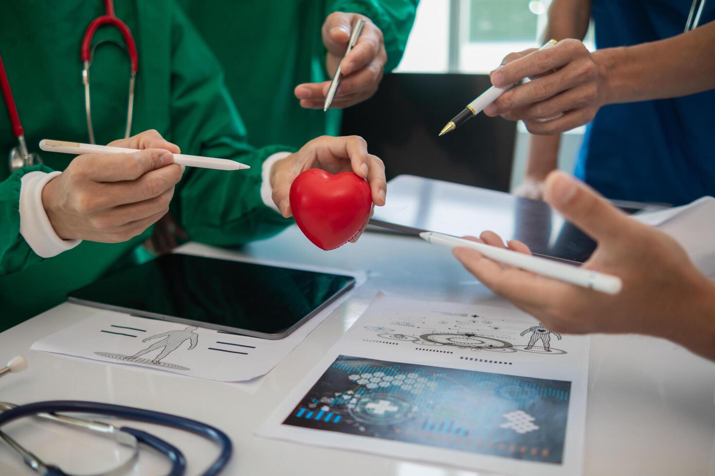 concept of medical team meeting to discuss about treating heart disease with surgery and preventing recurrence of heart disease later. medical team meeting about cardiology to treat patients. photo